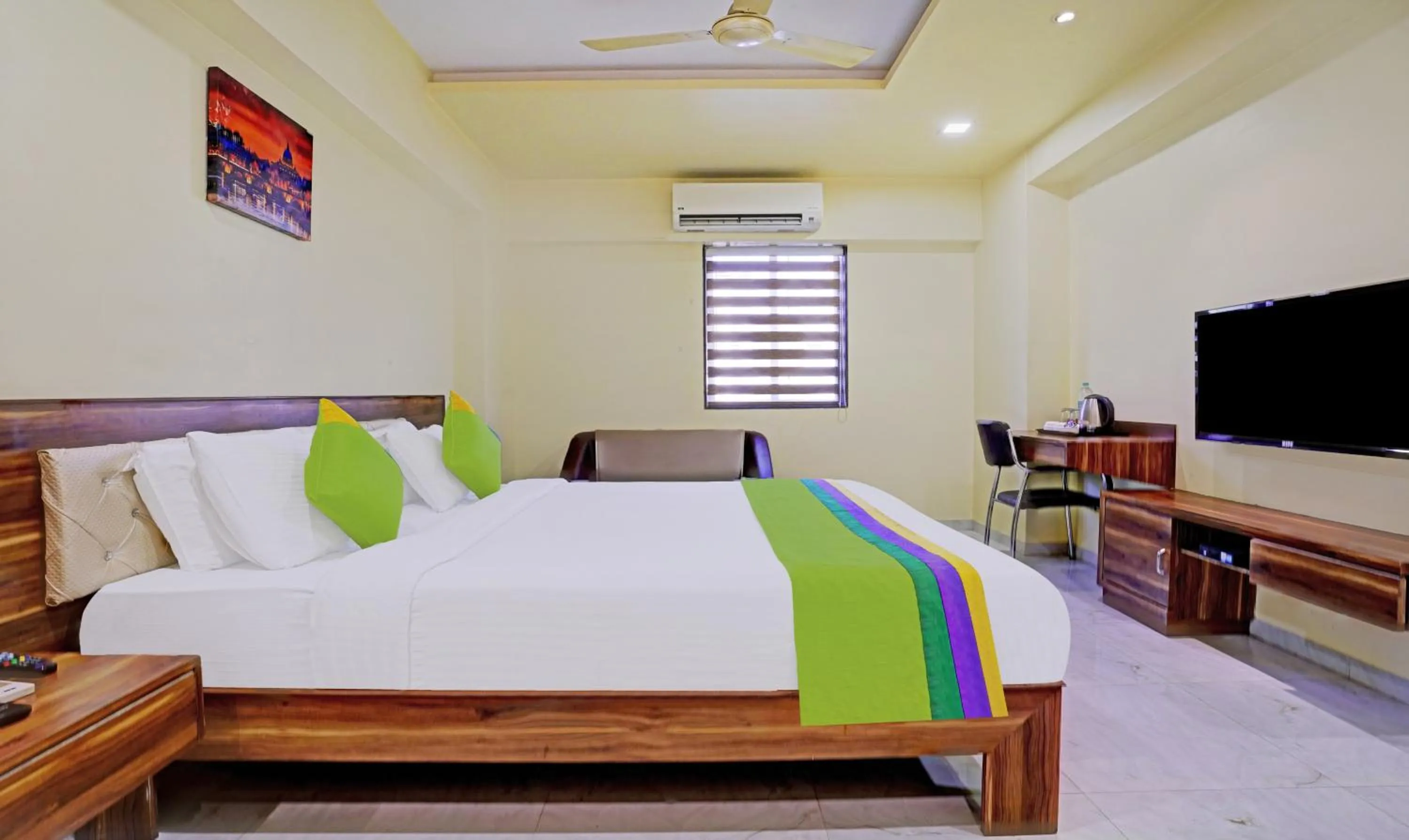 Photo of the whole room, Bed in Treebo De Grandeur Anand Nagar