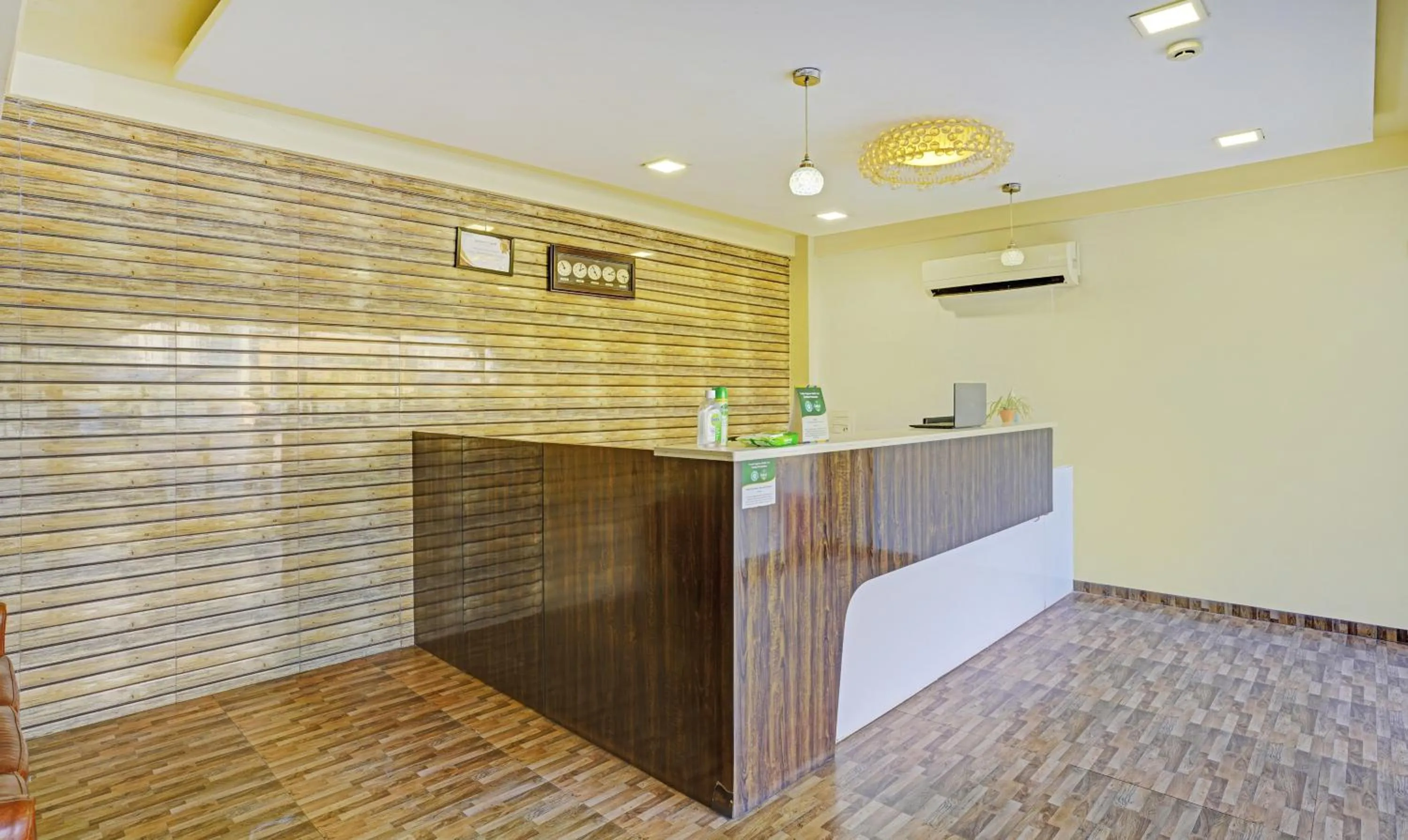 Lobby or reception in Treebo De Grandeur Anand Nagar