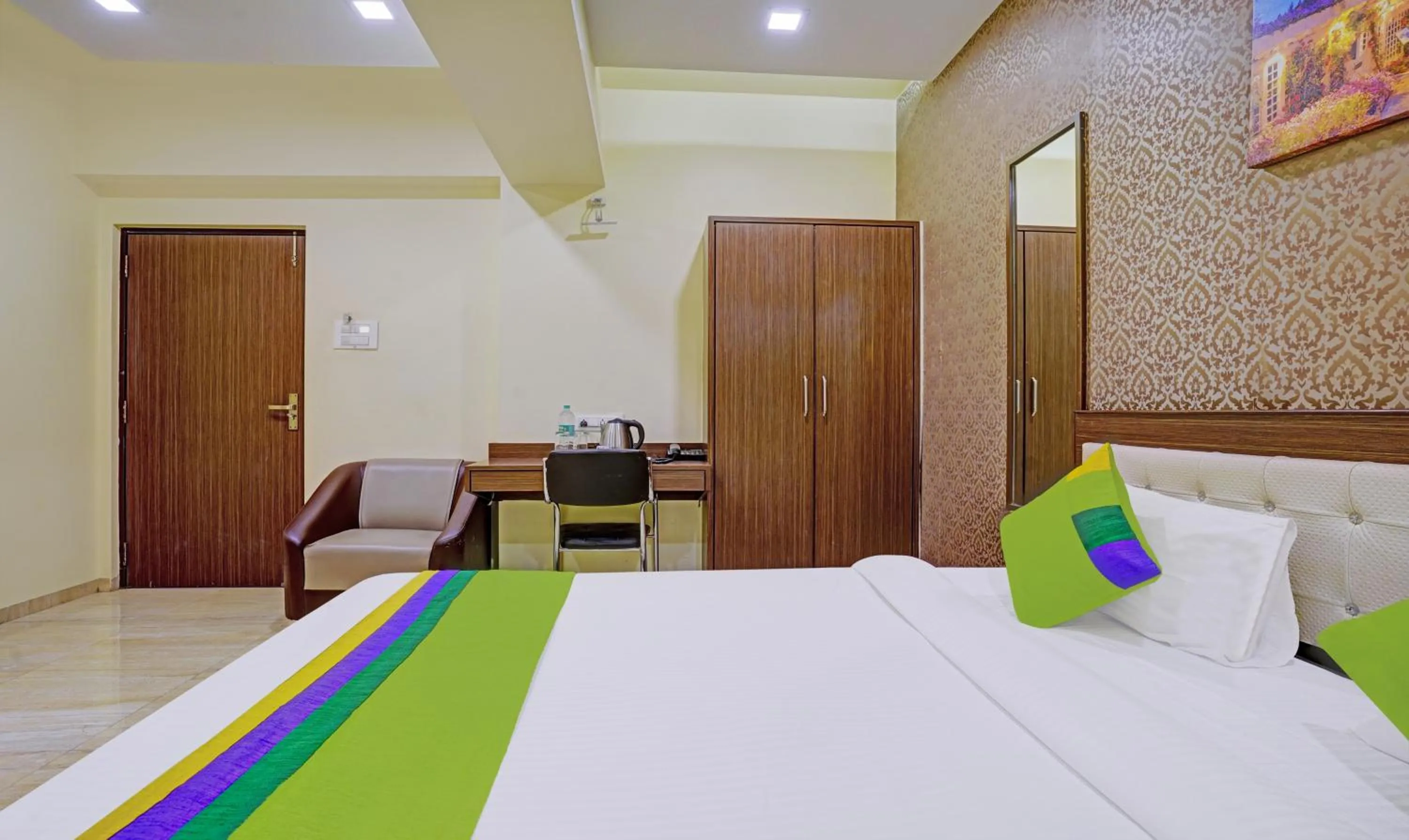 Photo of the whole room, Bed in Treebo De Grandeur Anand Nagar