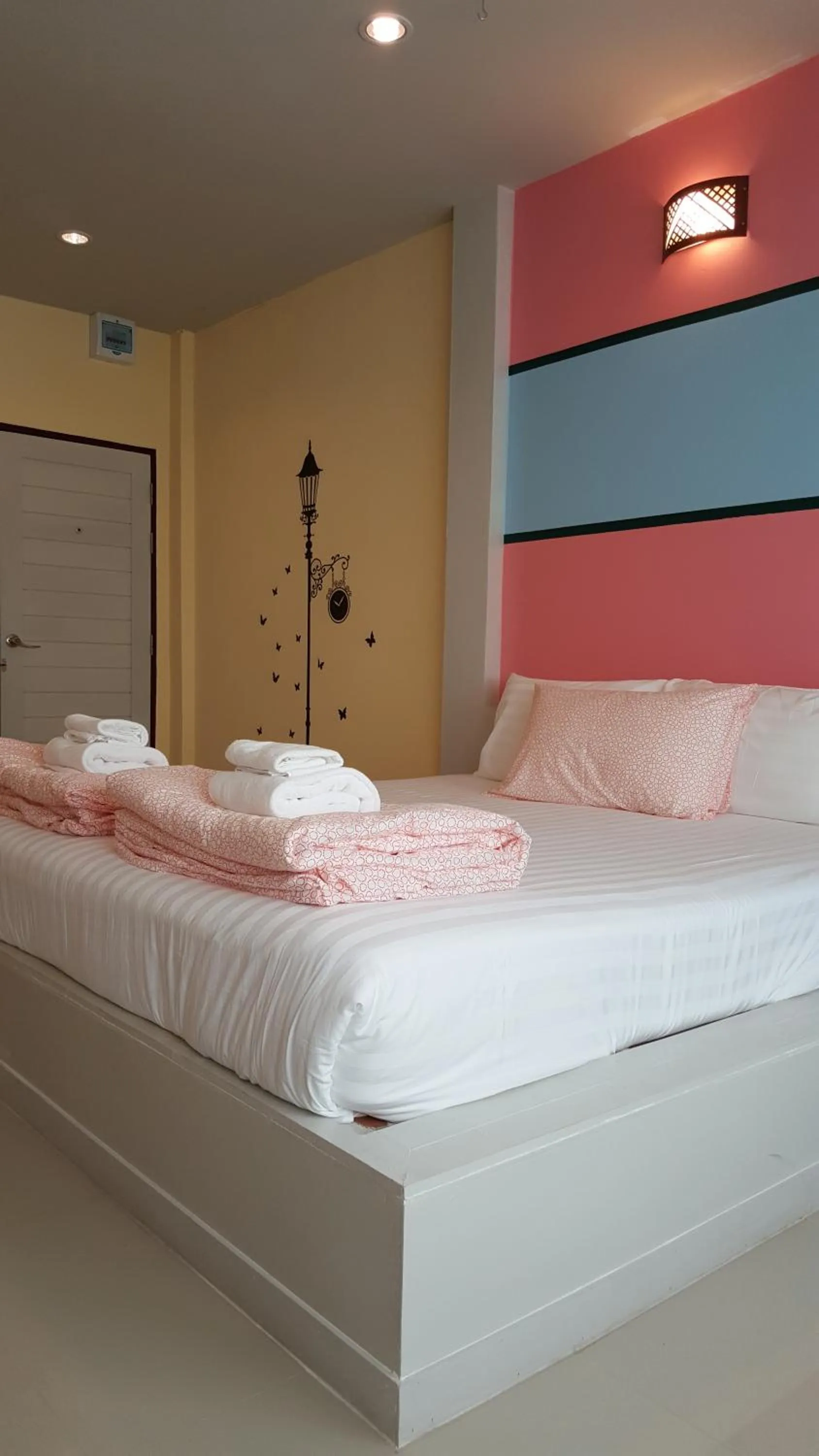 Library, Bed in Juntima Place at Amphawa