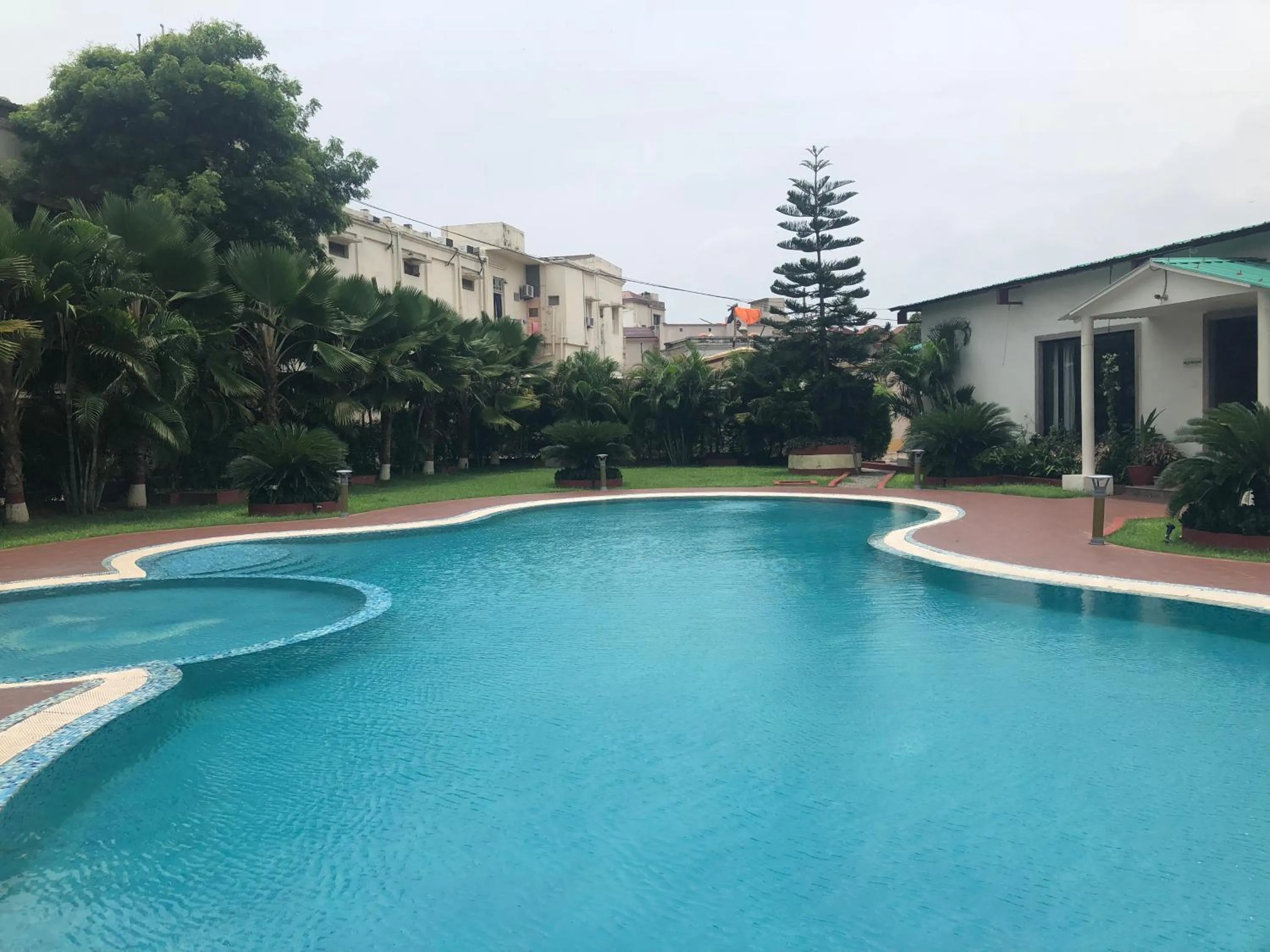 Swimming pool in Chanakya BNR Hotel