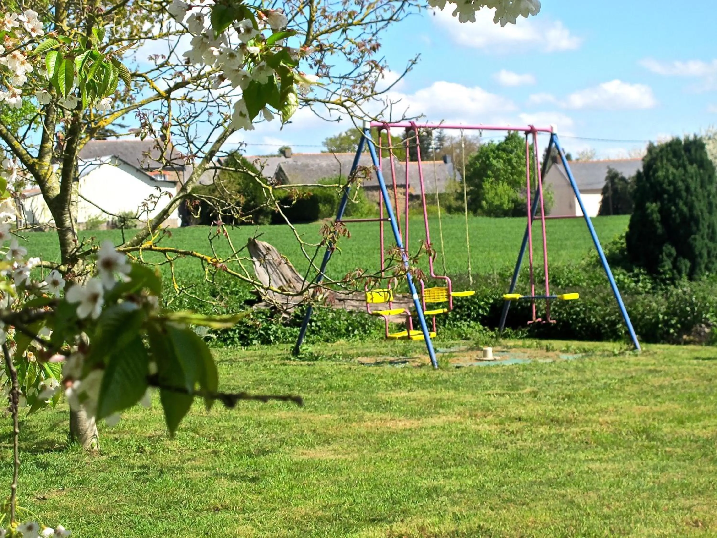 Children play ground in Kerarz - Chambre d'hôtes