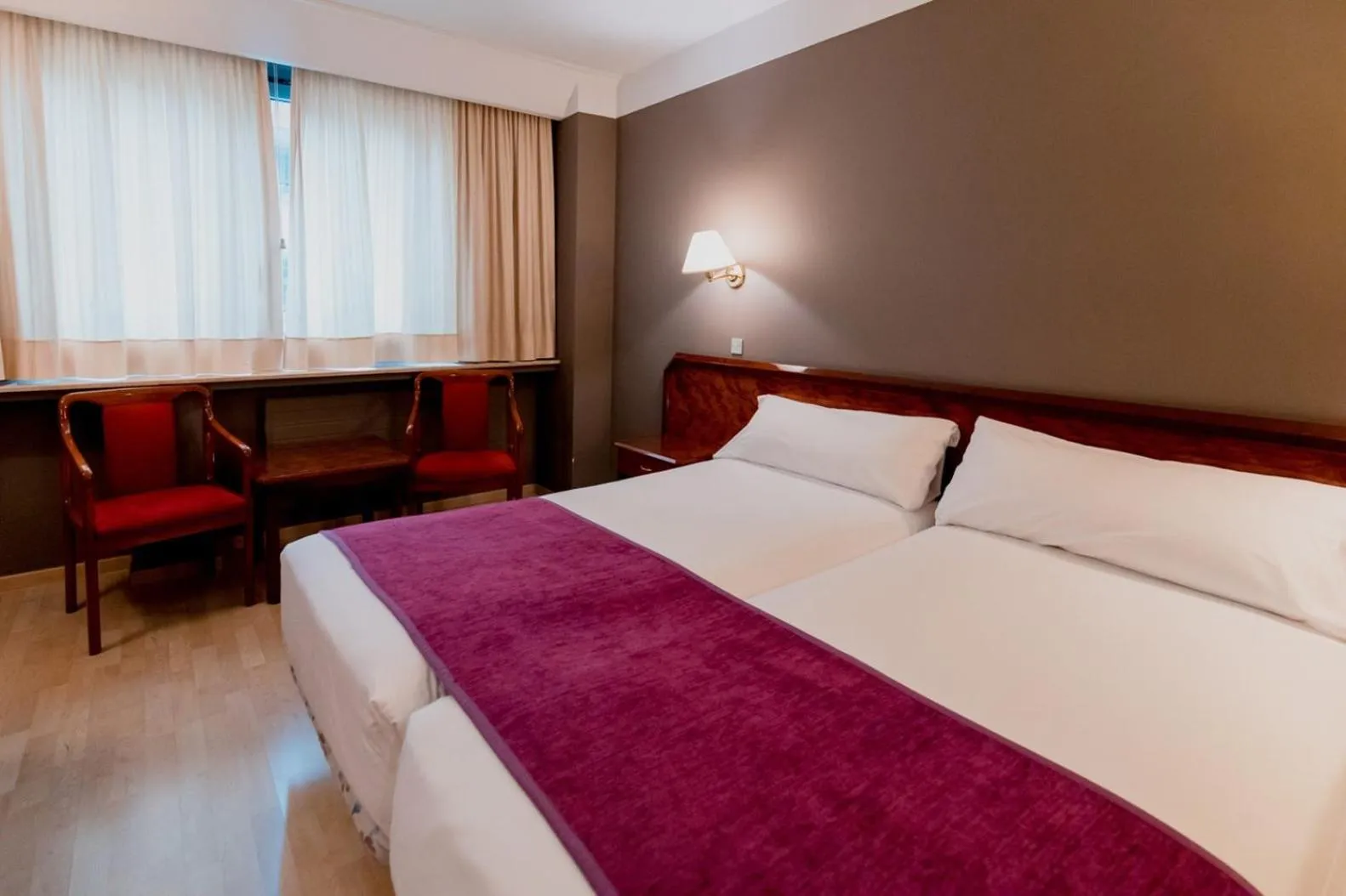 Photo of the whole room, Bed in Sercotel Delfos Andorra