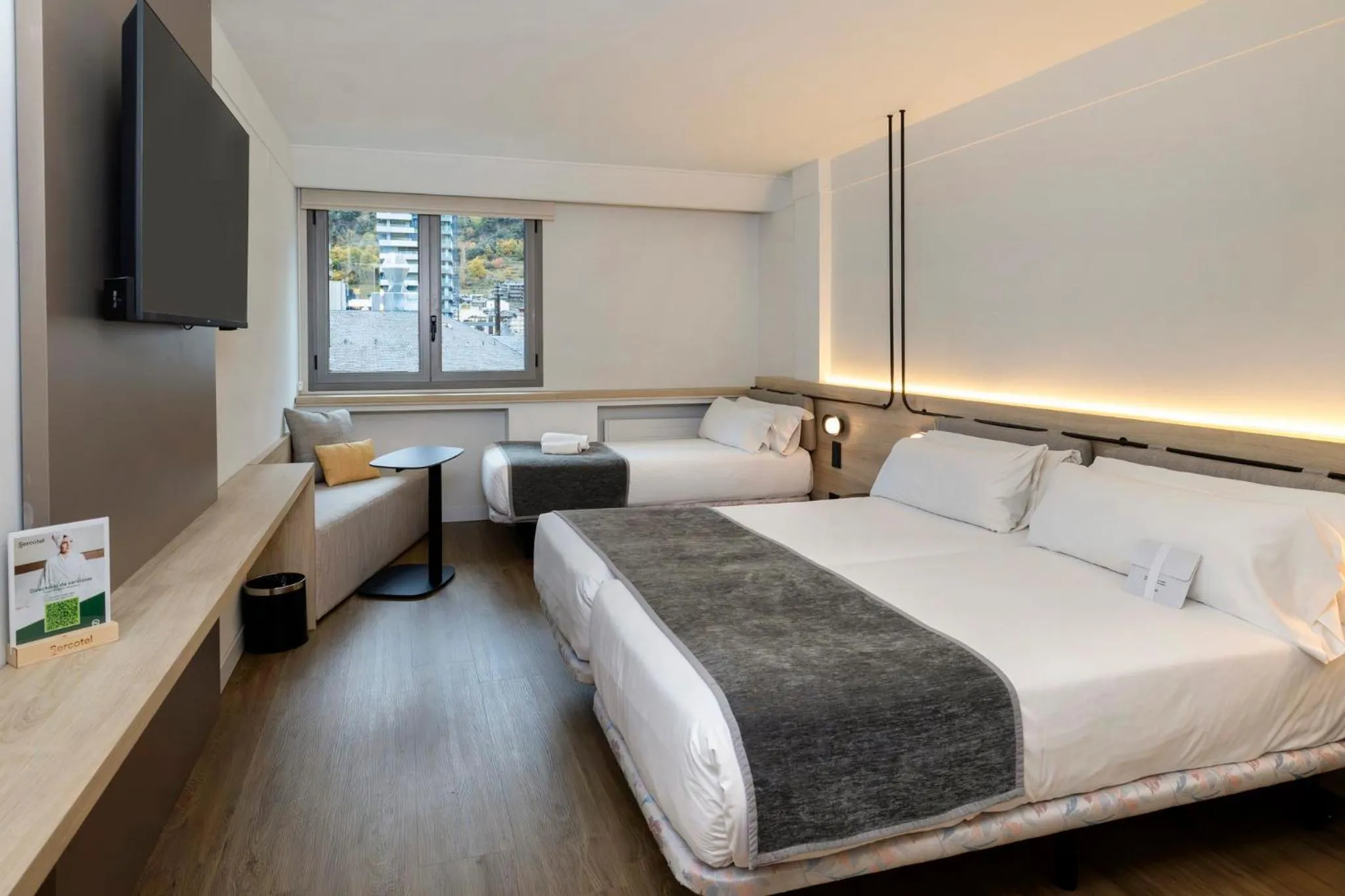 Photo of the whole room, Bed in Sercotel Delfos Andorra