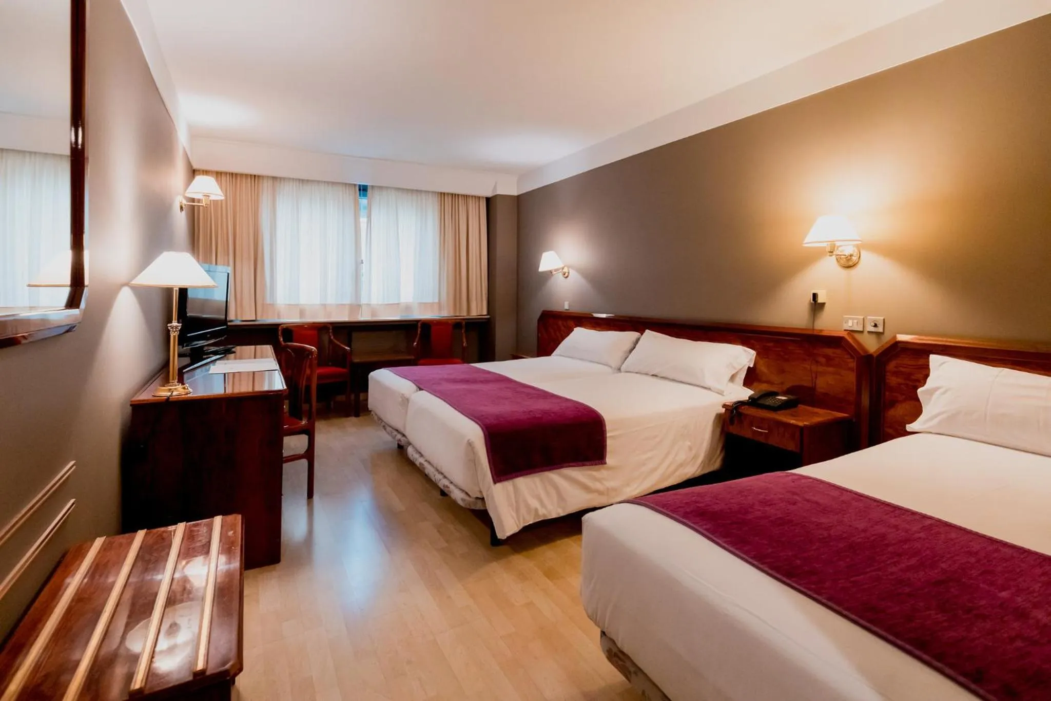 Photo of the whole room, Bed in Sercotel Delfos Andorra
