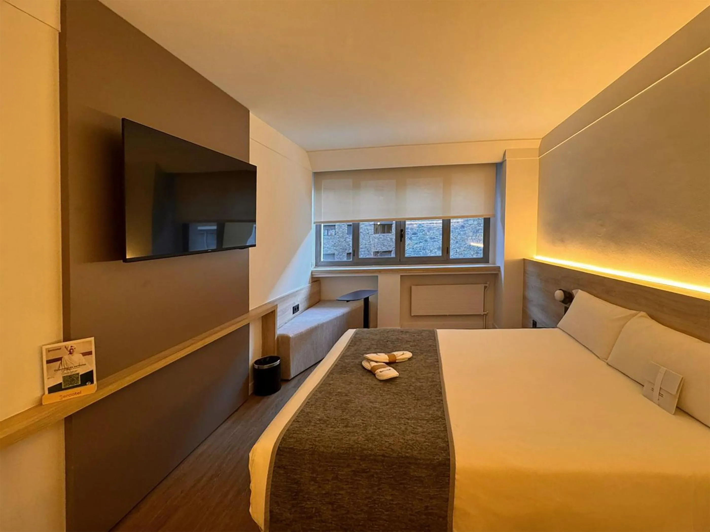 Photo of the whole room, Bed in Sercotel Delfos Andorra