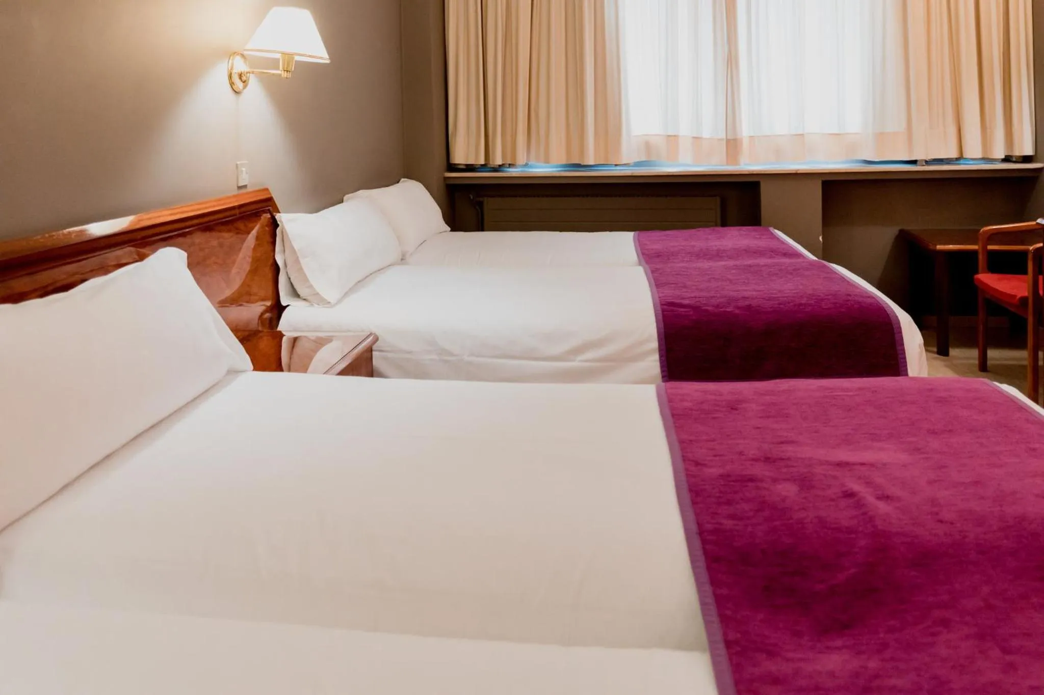 Photo of the whole room, Bed in Sercotel Delfos Andorra