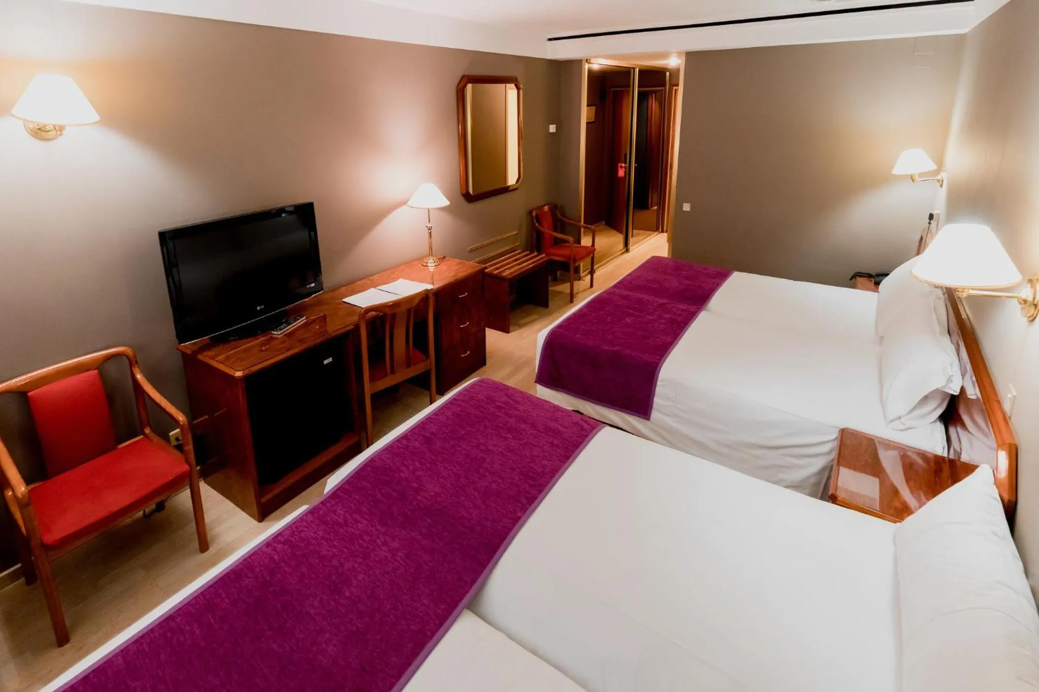 Photo of the whole room, Bed in Sercotel Delfos Andorra