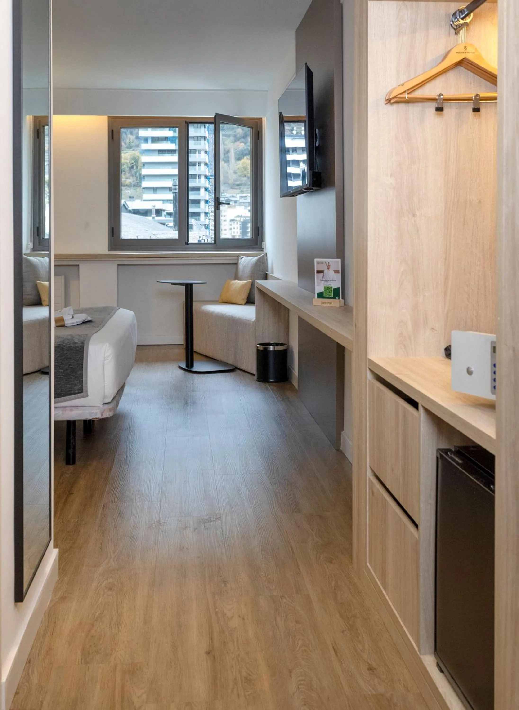 Photo of the whole room, Bed in Sercotel Delfos Andorra