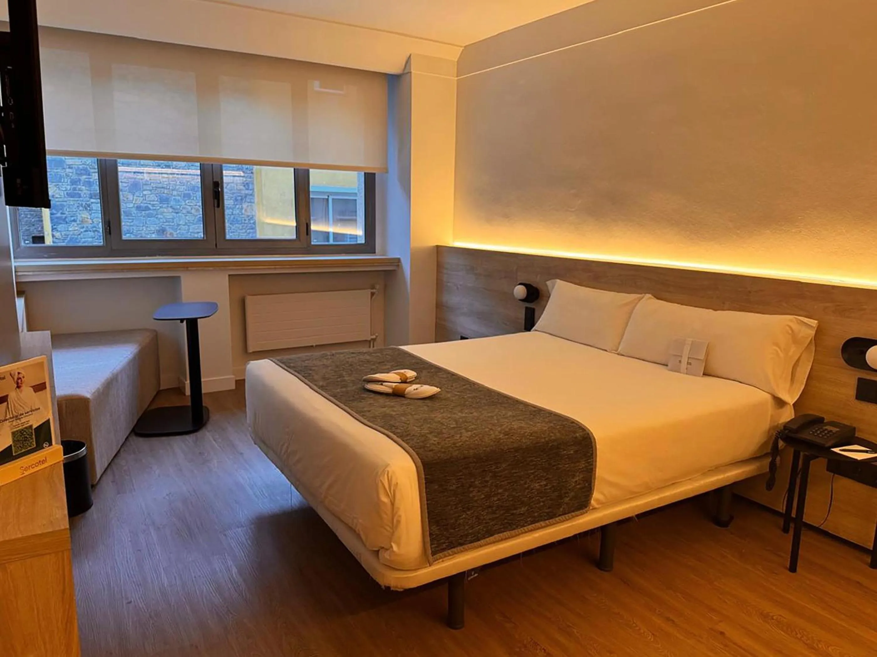 Photo of the whole room, Bed in Sercotel Delfos Andorra