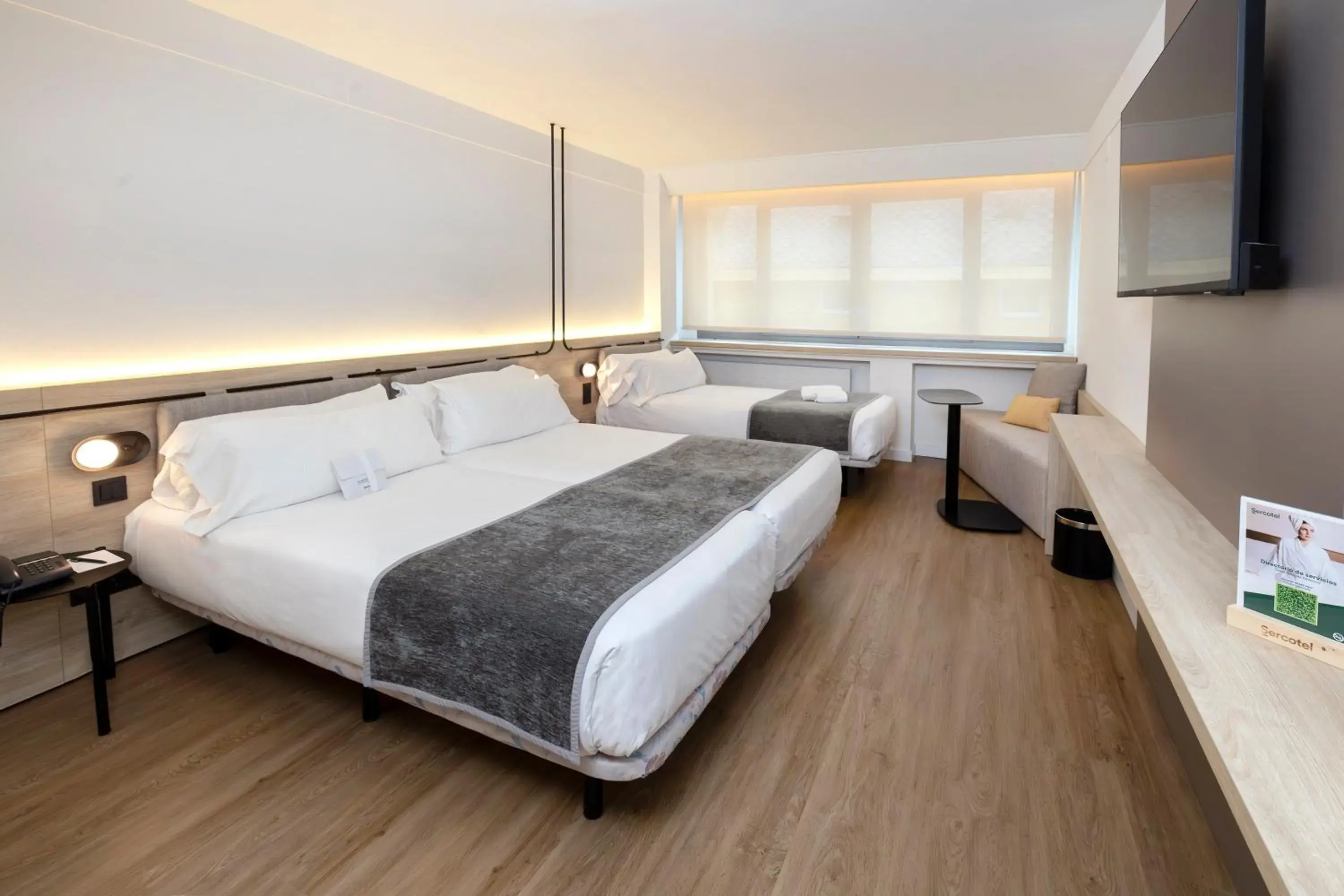 Photo of the whole room, Bed in Sercotel Delfos Andorra Photo of the whole room, Bed in Sercotel Delfos Andorra