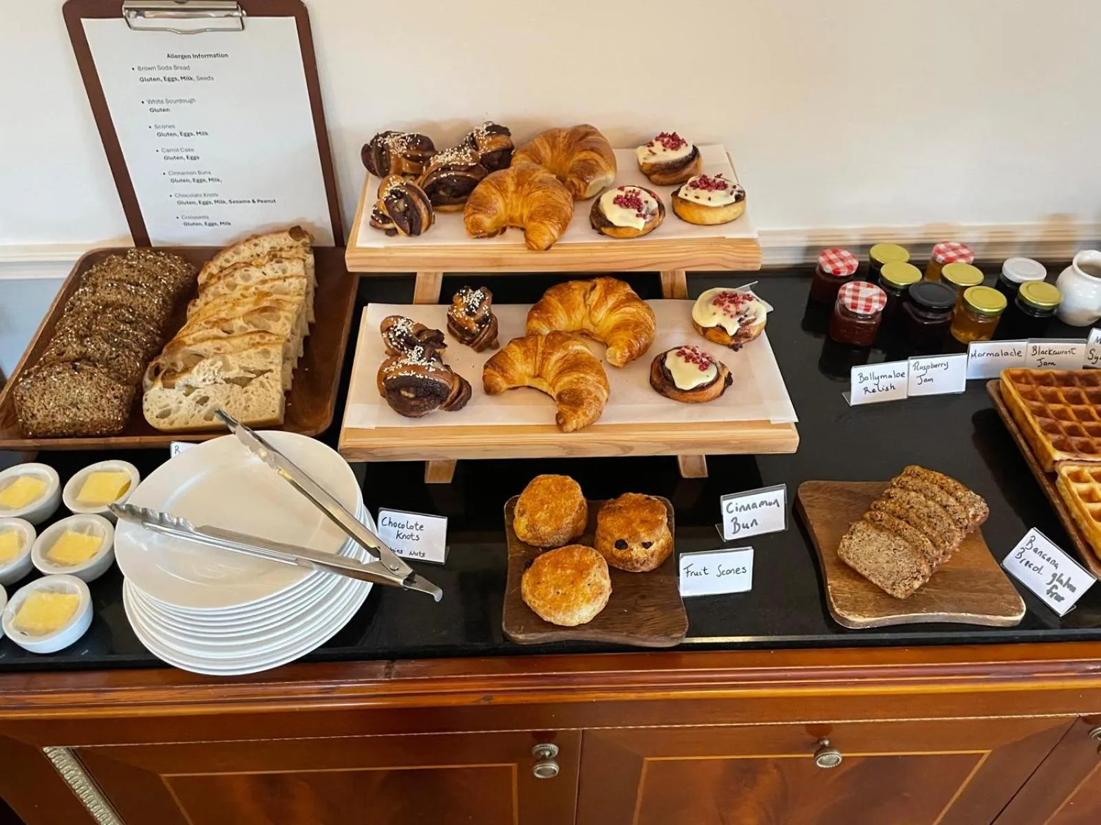 Breakfast in Hazelwood Lodge