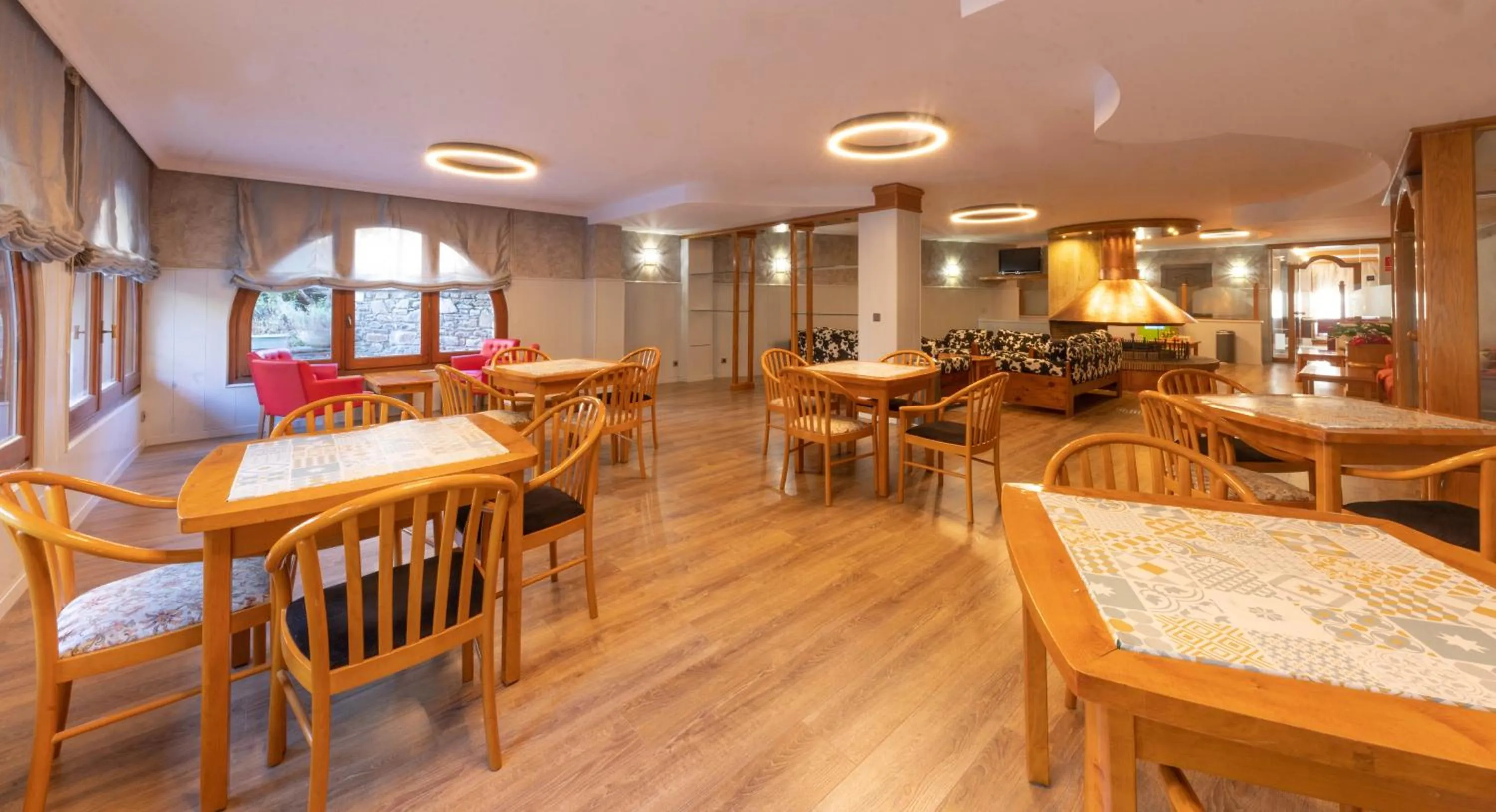 Communal lounge/ TV room in Hotel Guillem & Spa