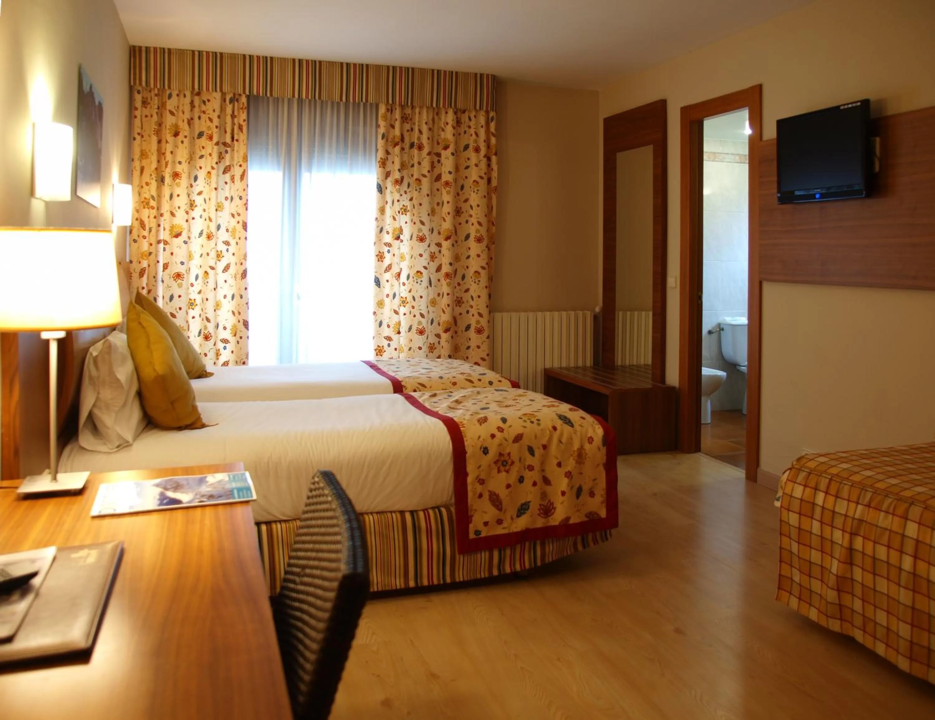 Photo of the whole room, Bed in Hotel Guillem & Spa