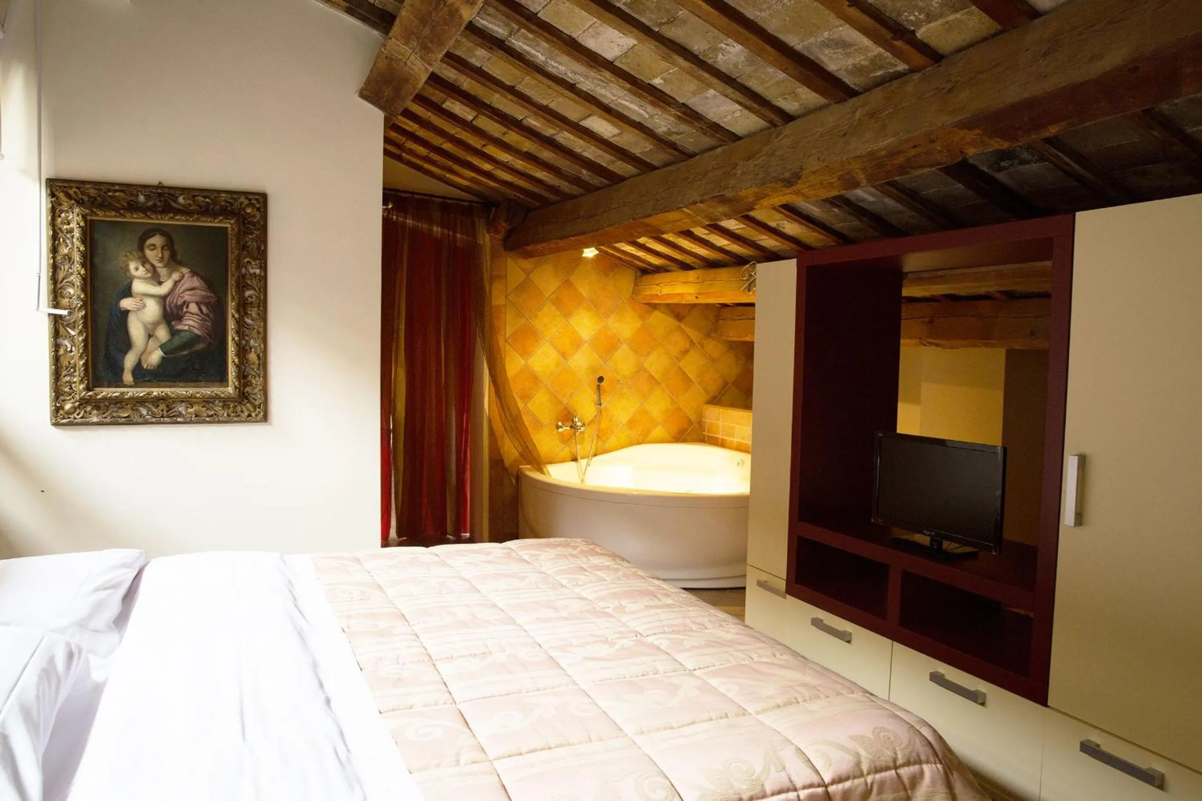 Photo of the whole room, Bed in Hotel Palazzo Meraviglia Albergo diffuso