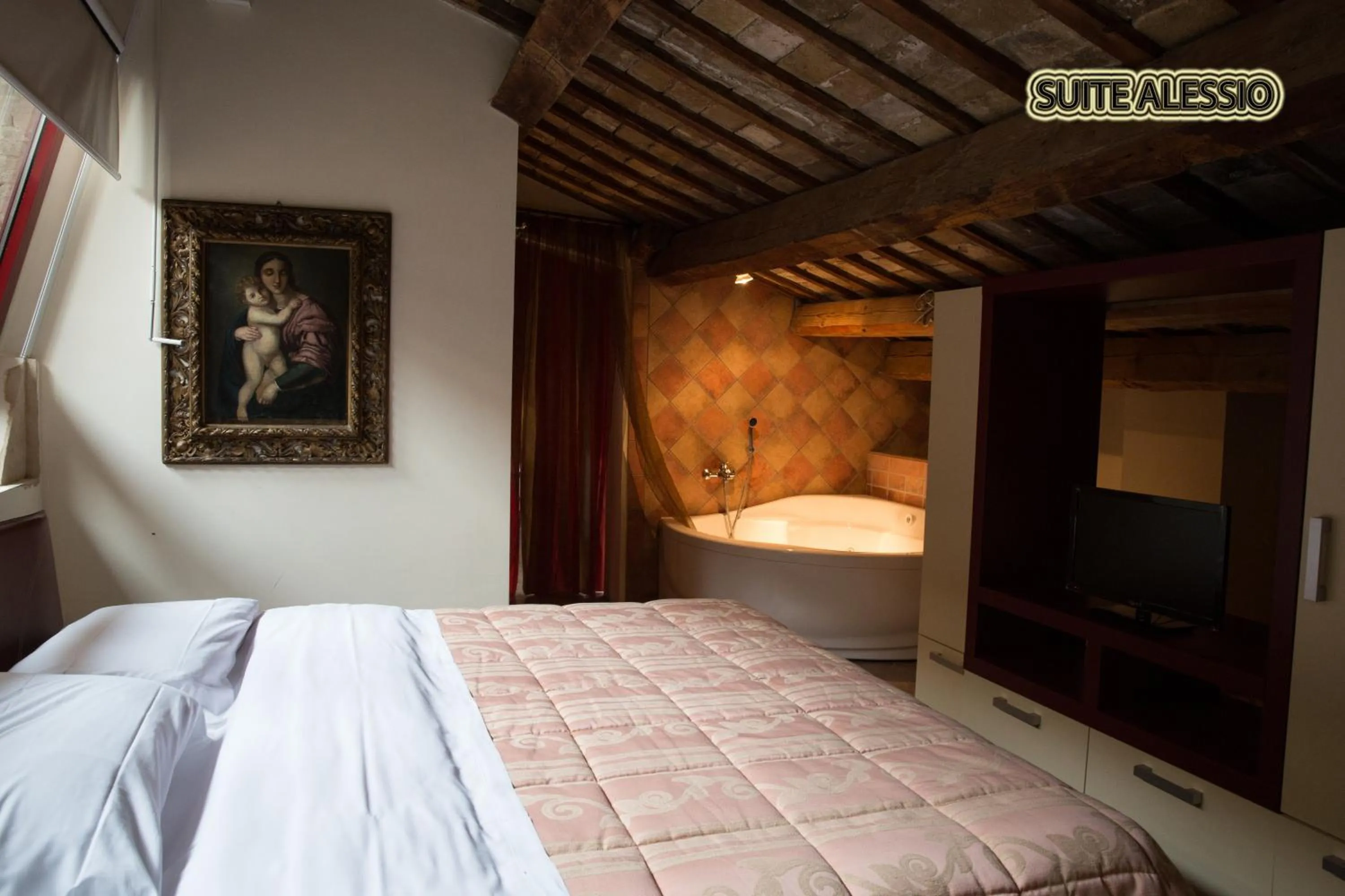 Bed in Hotel Palazzo Meraviglia Albergo diffuso