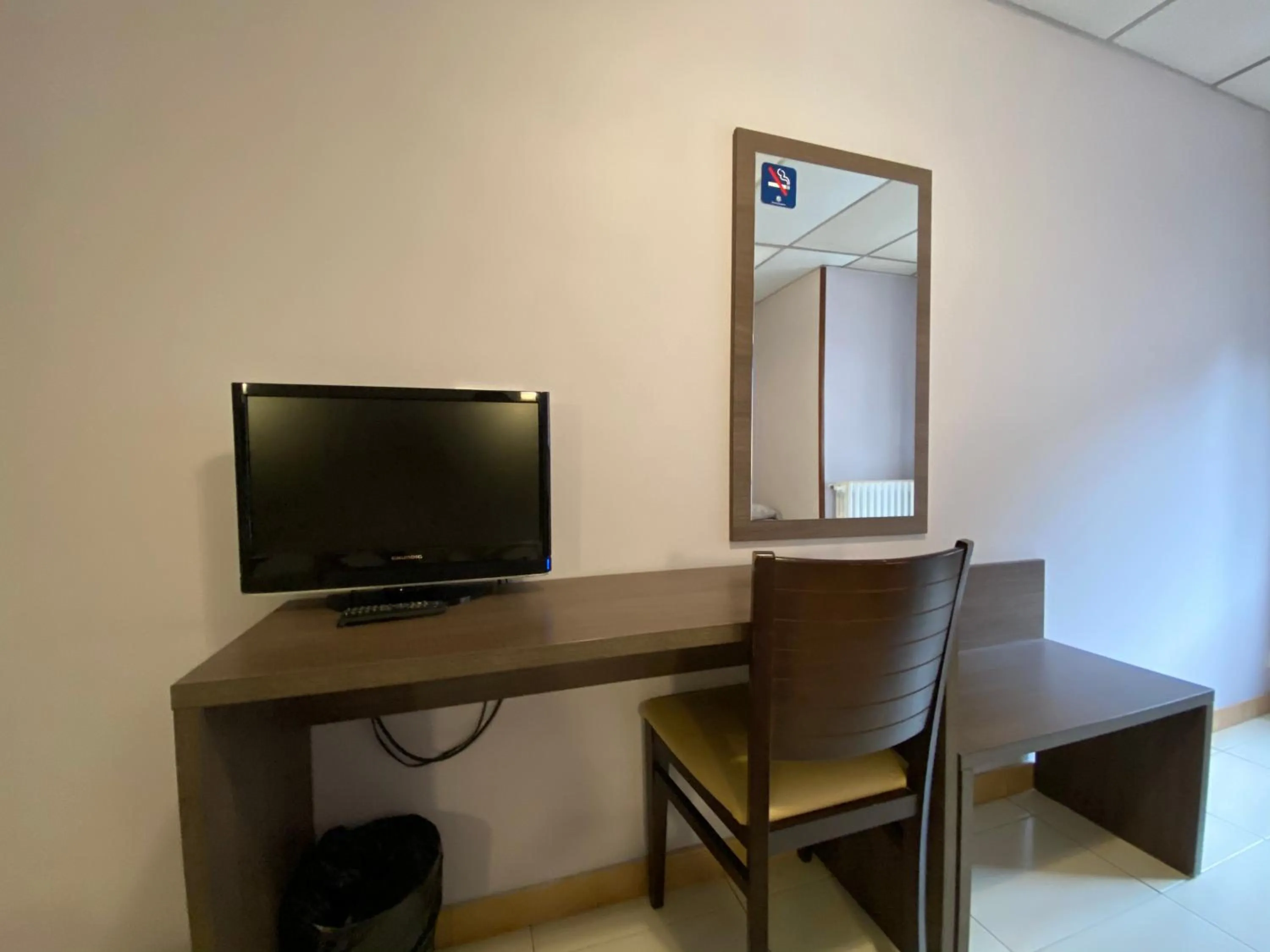 TV/Entertainment Center in Somriu Hotel City M28