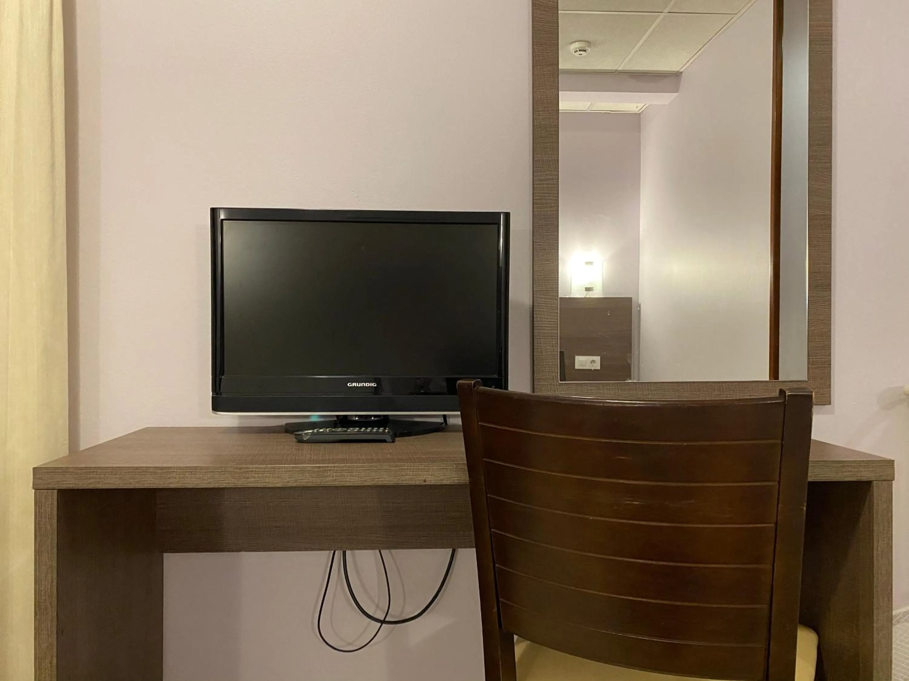 TV/Entertainment Center in Somriu Hotel City M28