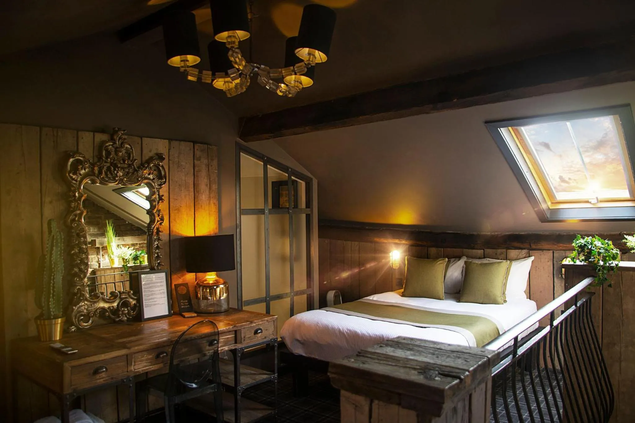 Bedroom, Bed in Briggate Hotel