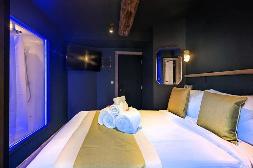 Bed in Briggate Hotel