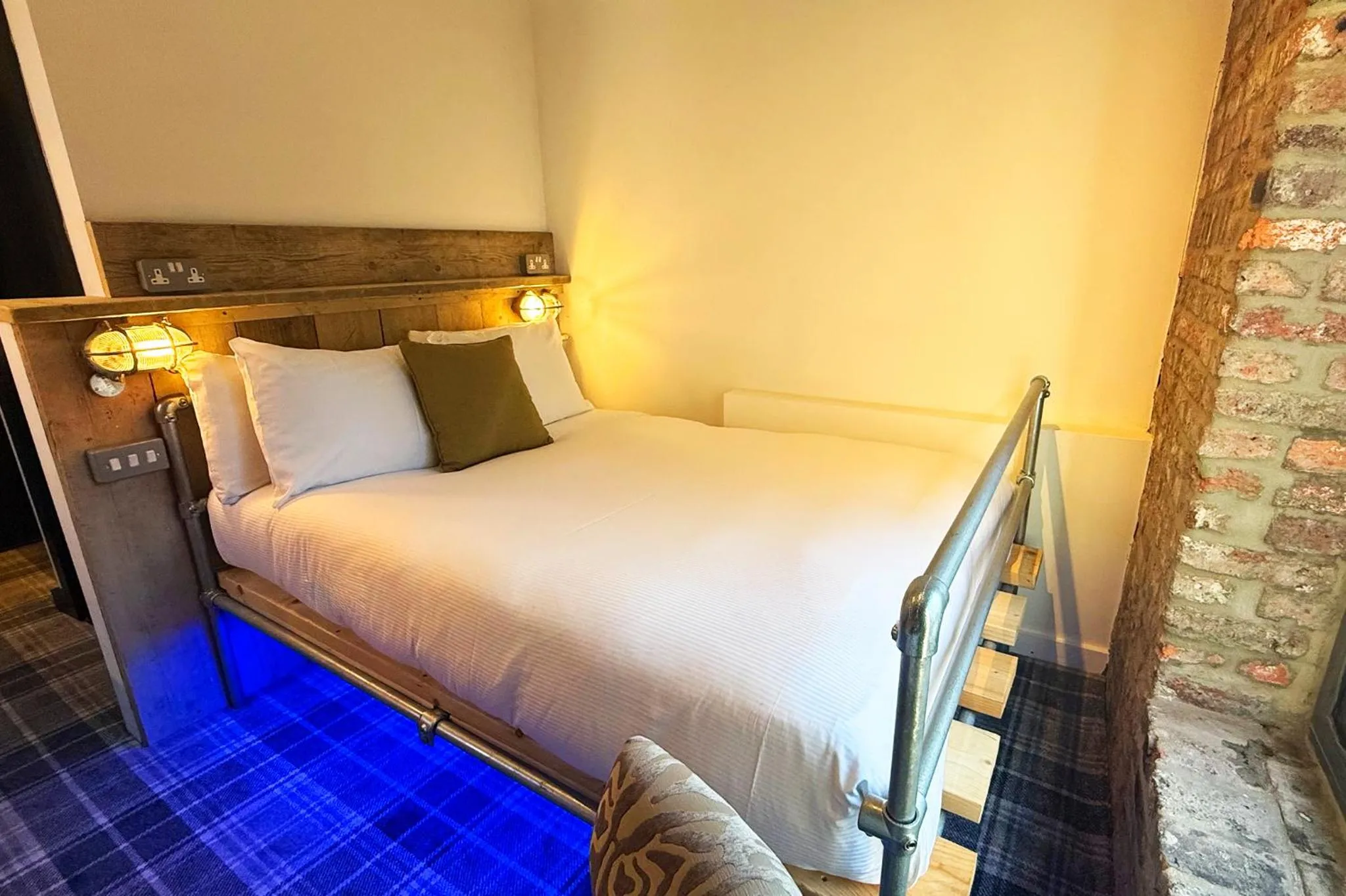 Bed in Briggate Hotel