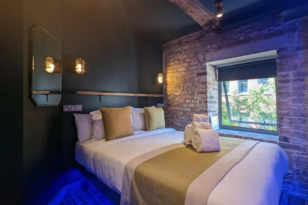 Standard Double Room with Street View in Briggate Hotel Standard Double Room with Street View in Briggate Hotel