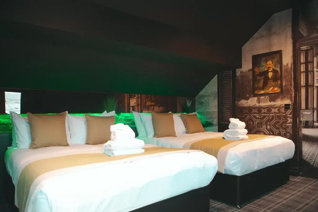 Quadruple Room with Balcony in Briggate Hotel Quadruple Room with Balcony in Briggate Hotel