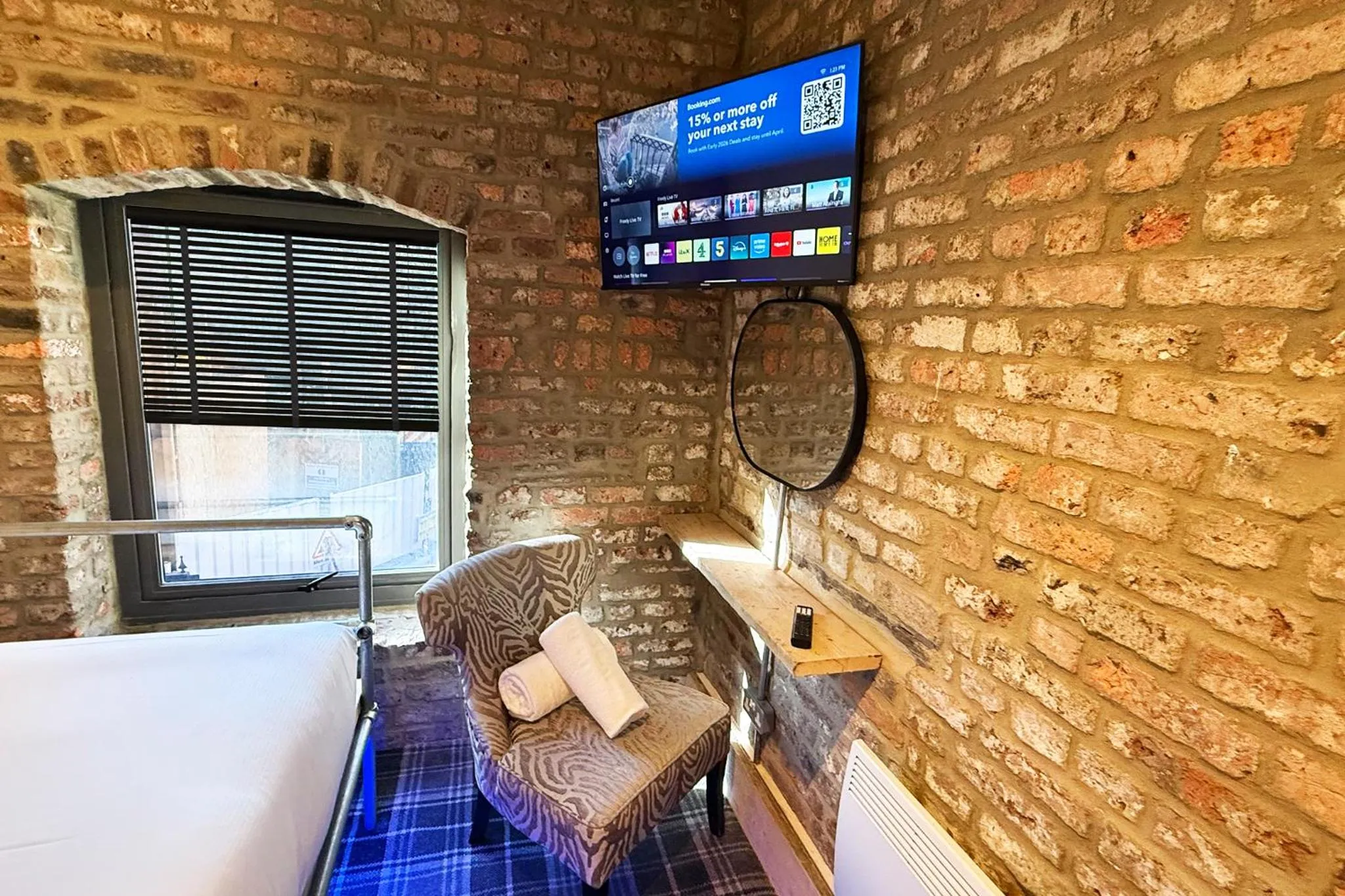 Bedroom in Briggate Hotel