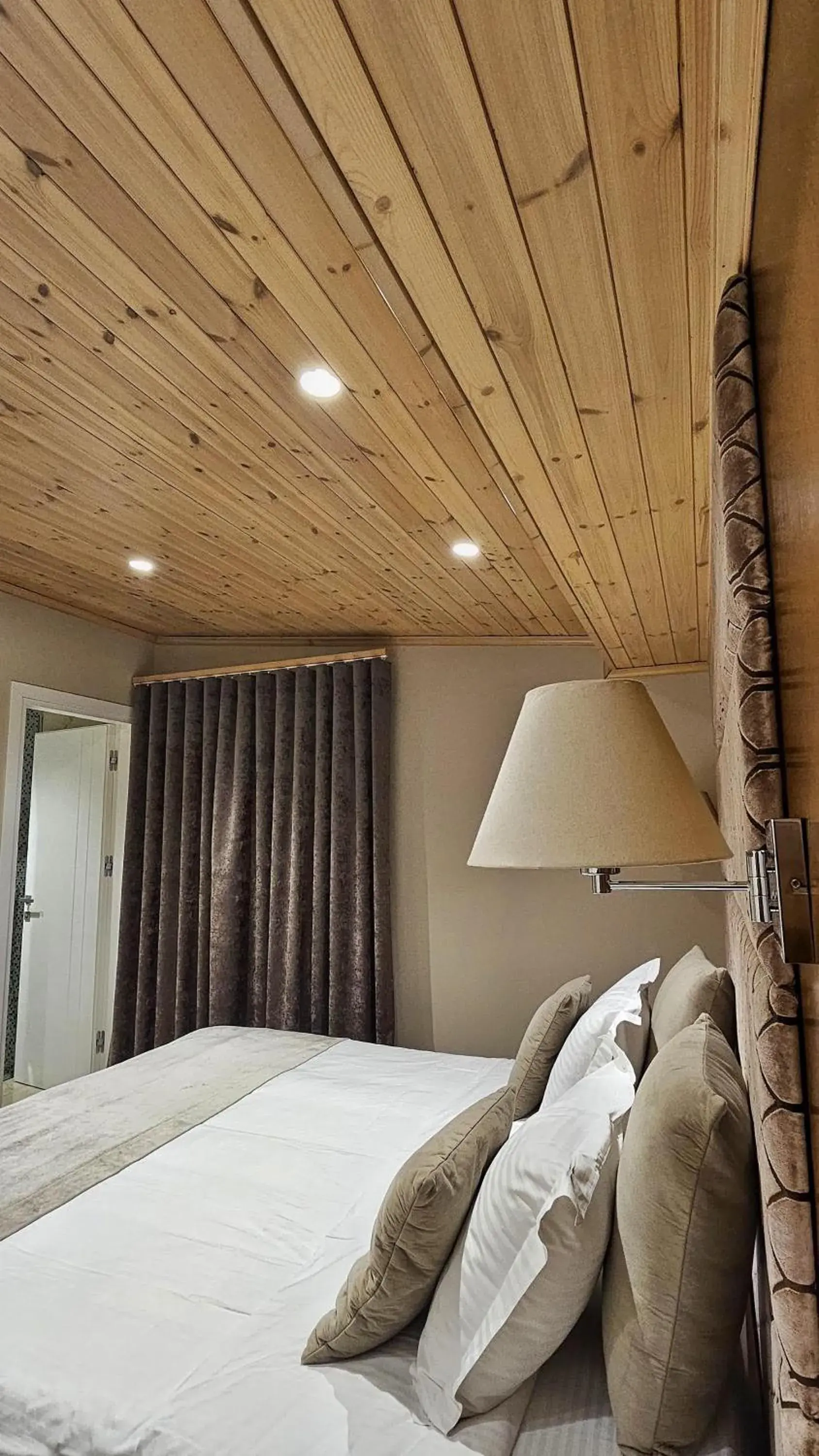 Bed in Hotel Queen Bed in Hotel Queen