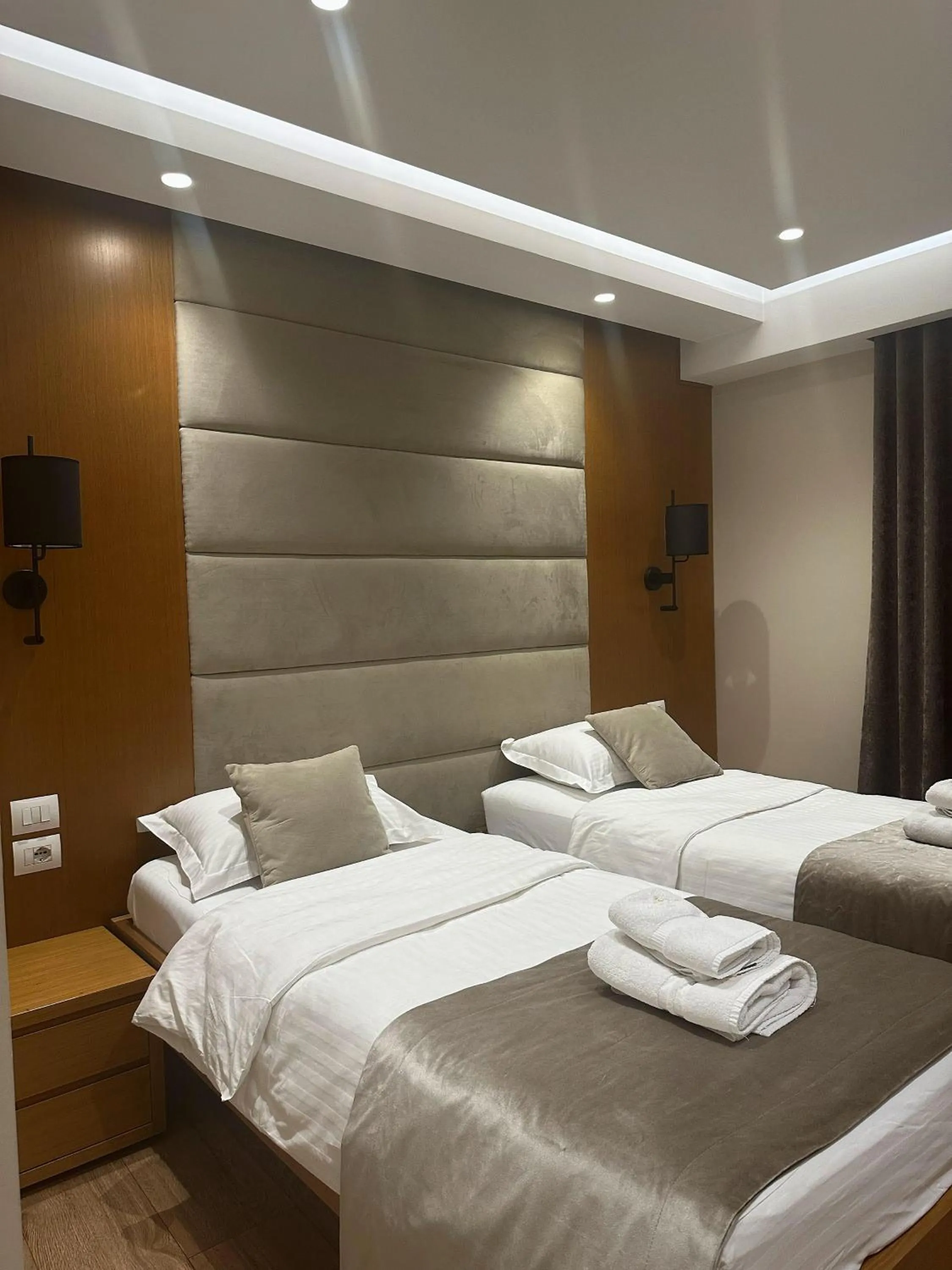 View (from property/room), Bed in Hotel Queen