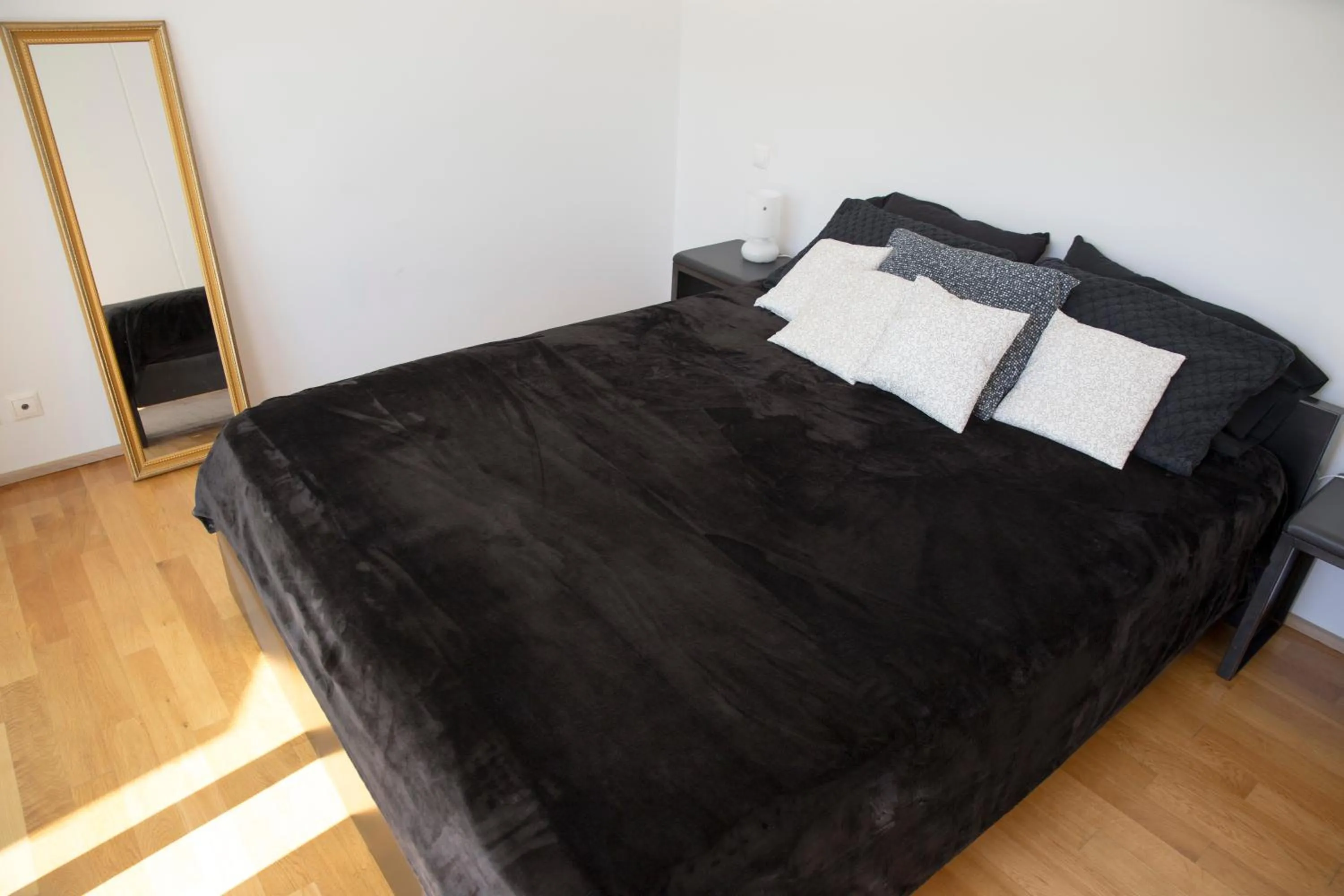 Bed in Infinity White Complex by GK Properties