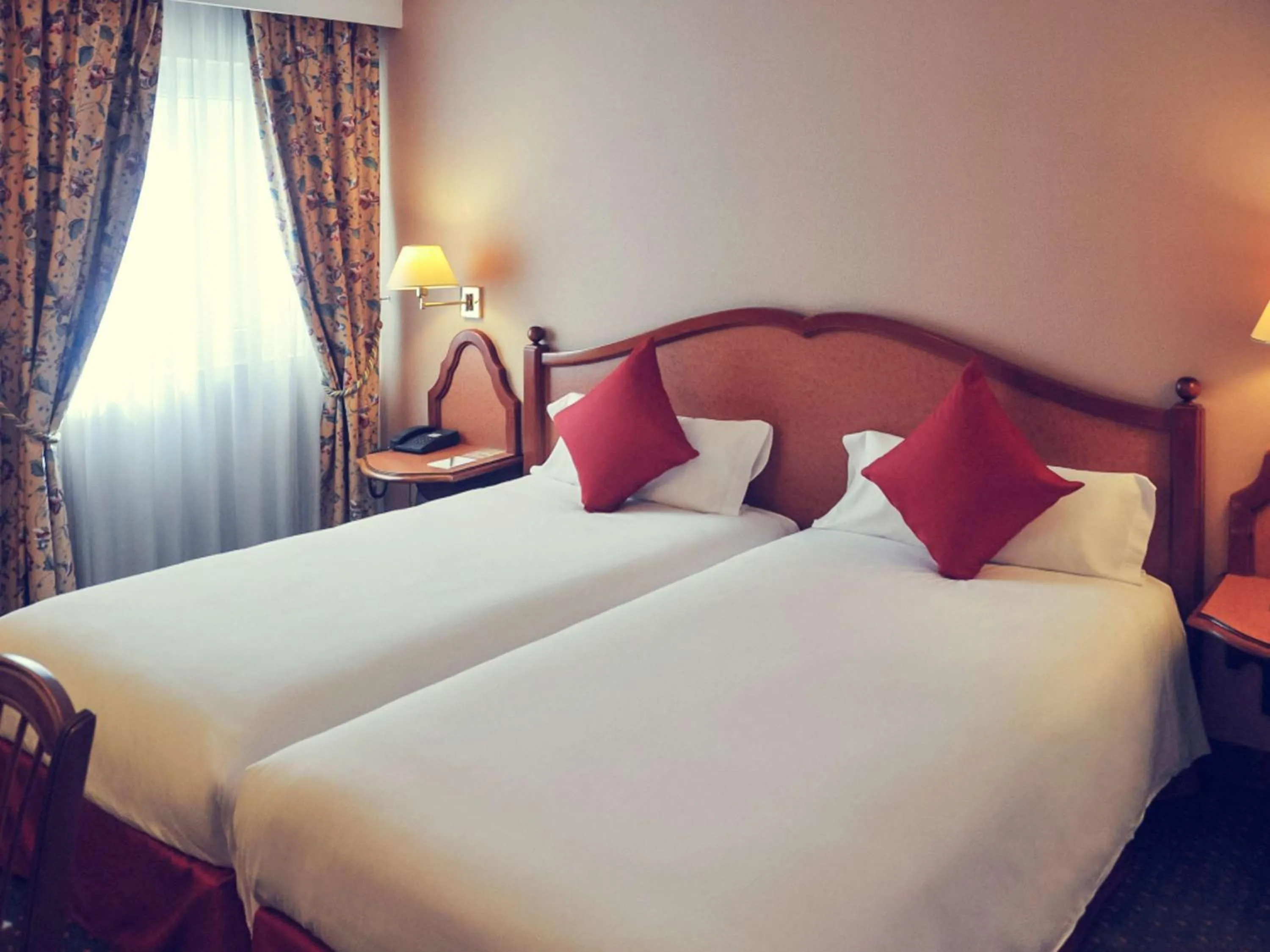 Photo of the whole room, Bed in Mercure Andorra