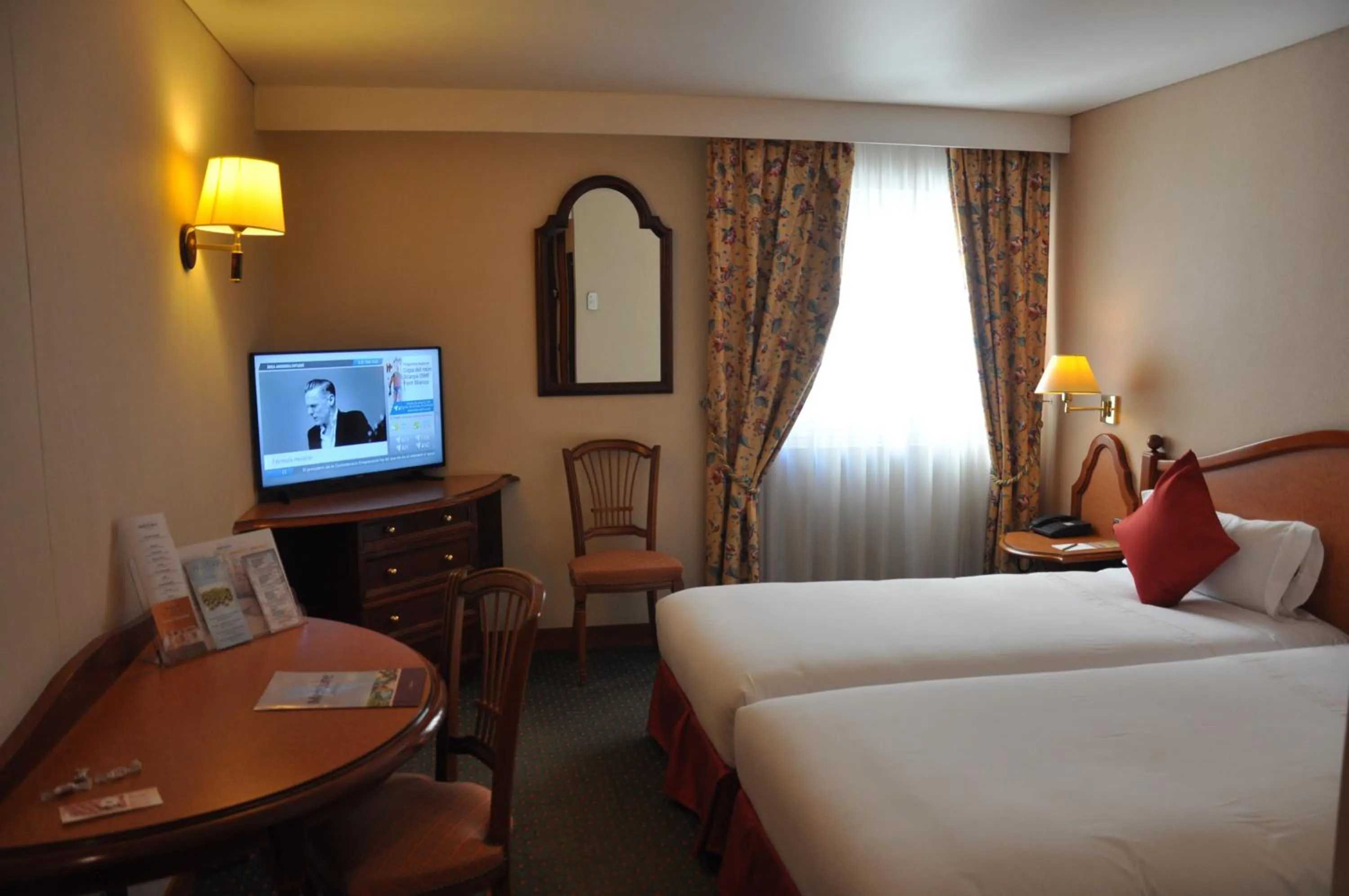 Photo of the whole room, Bed in Mercure Andorra