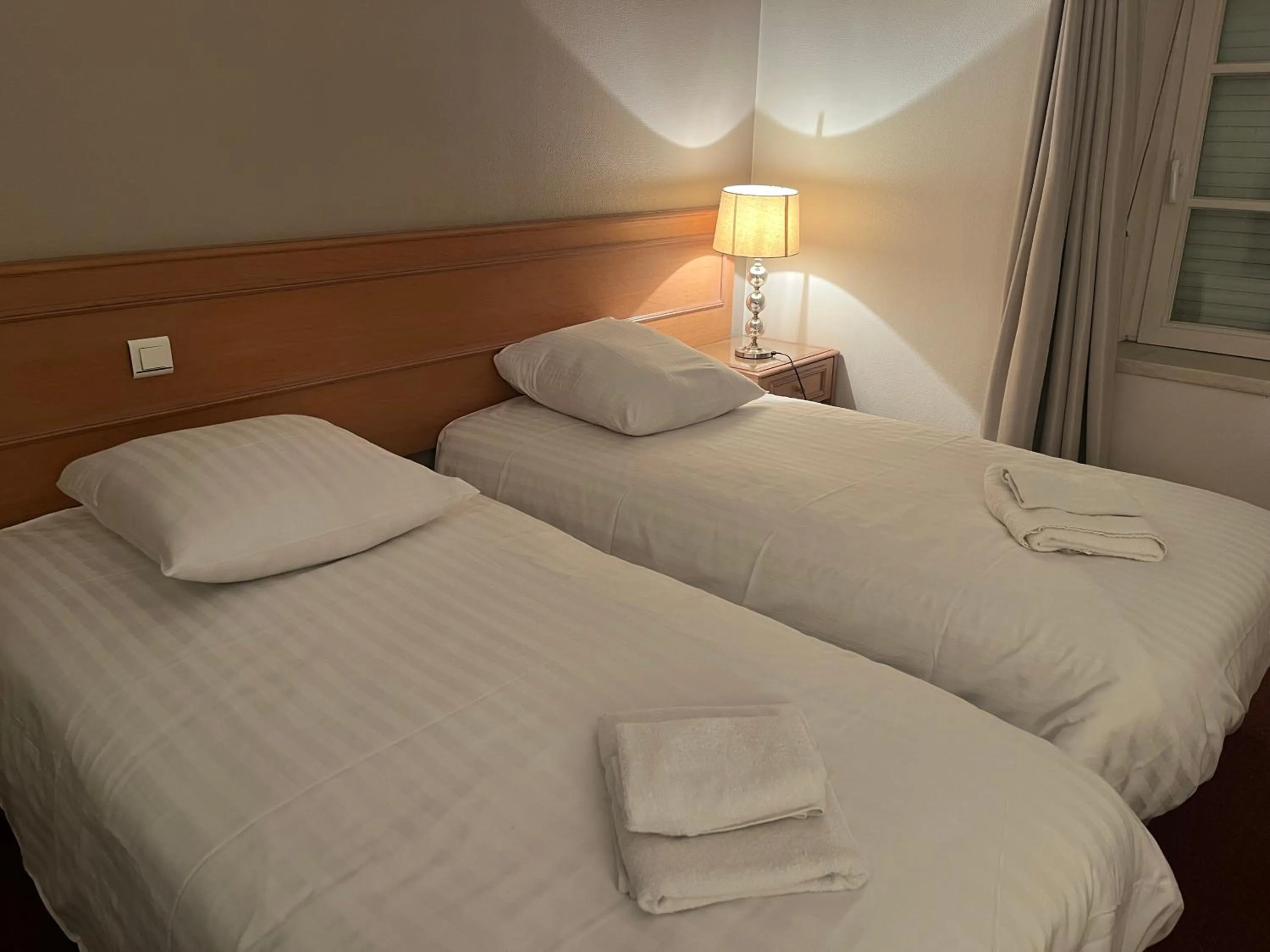 Bed in Hôtel Le Roosevelt