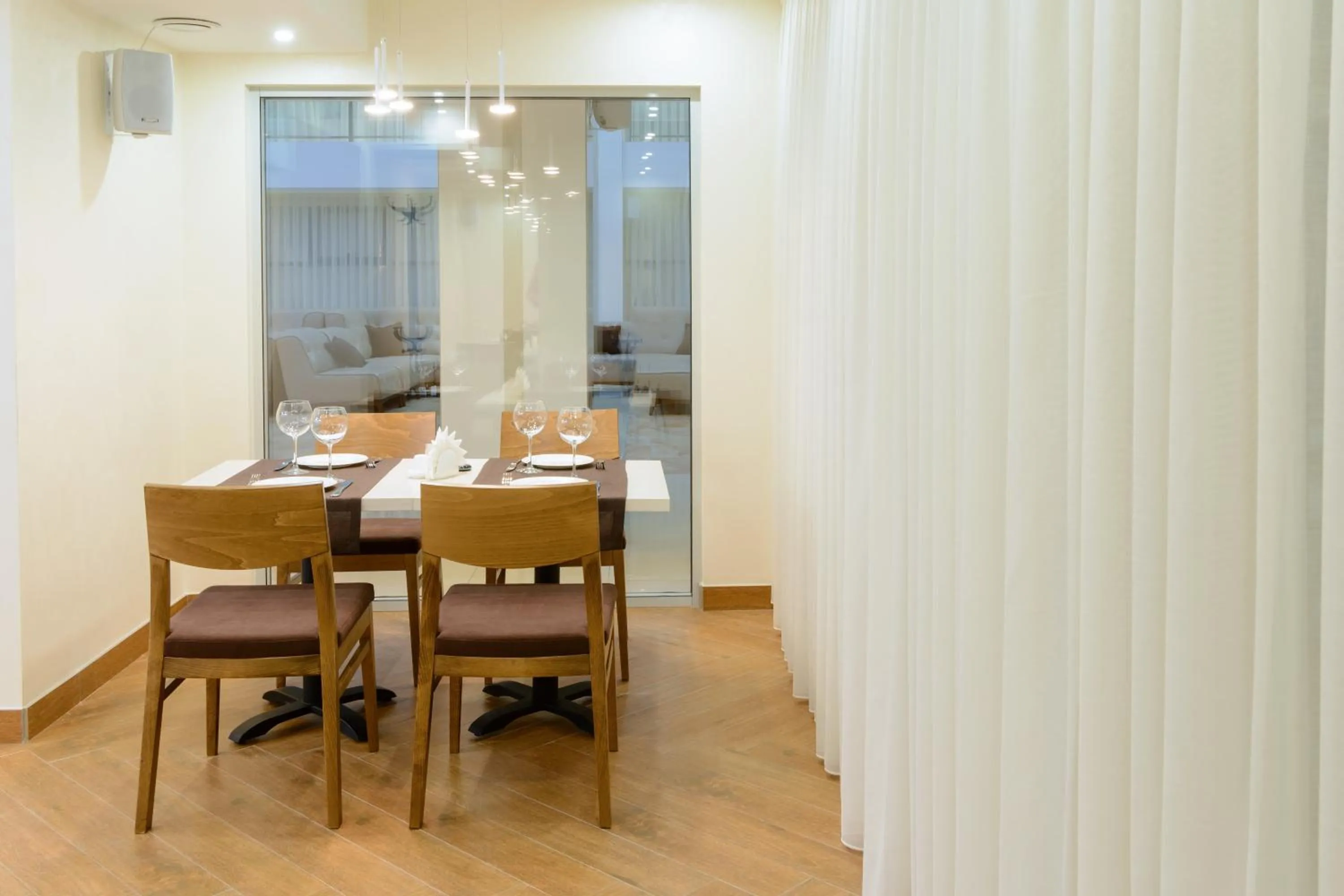 Restaurant/places to eat in Apart Hotel 92/2