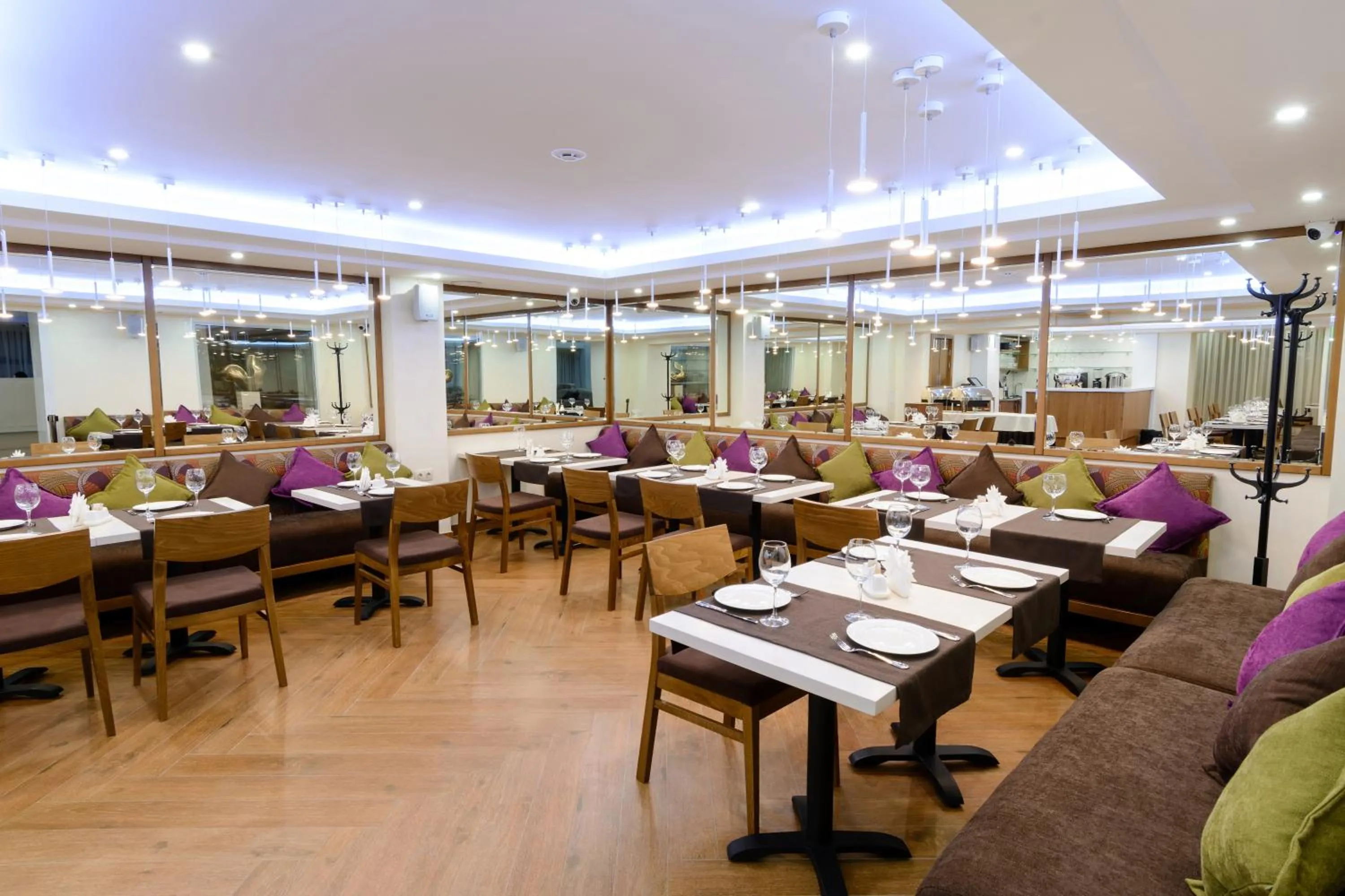 Restaurant/places to eat in Apart Hotel 92/2