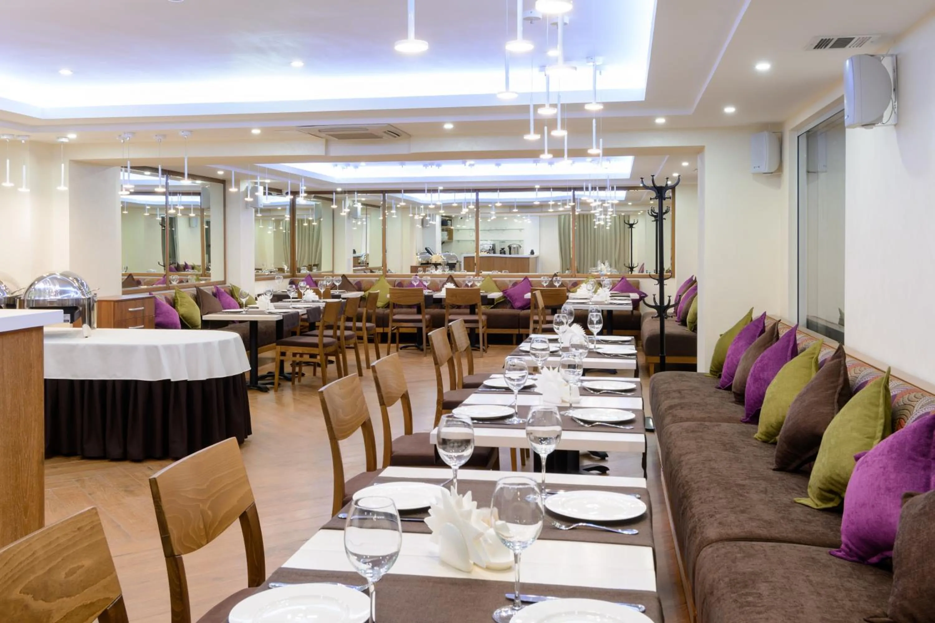 Restaurant/places to eat in Apart Hotel 92/2