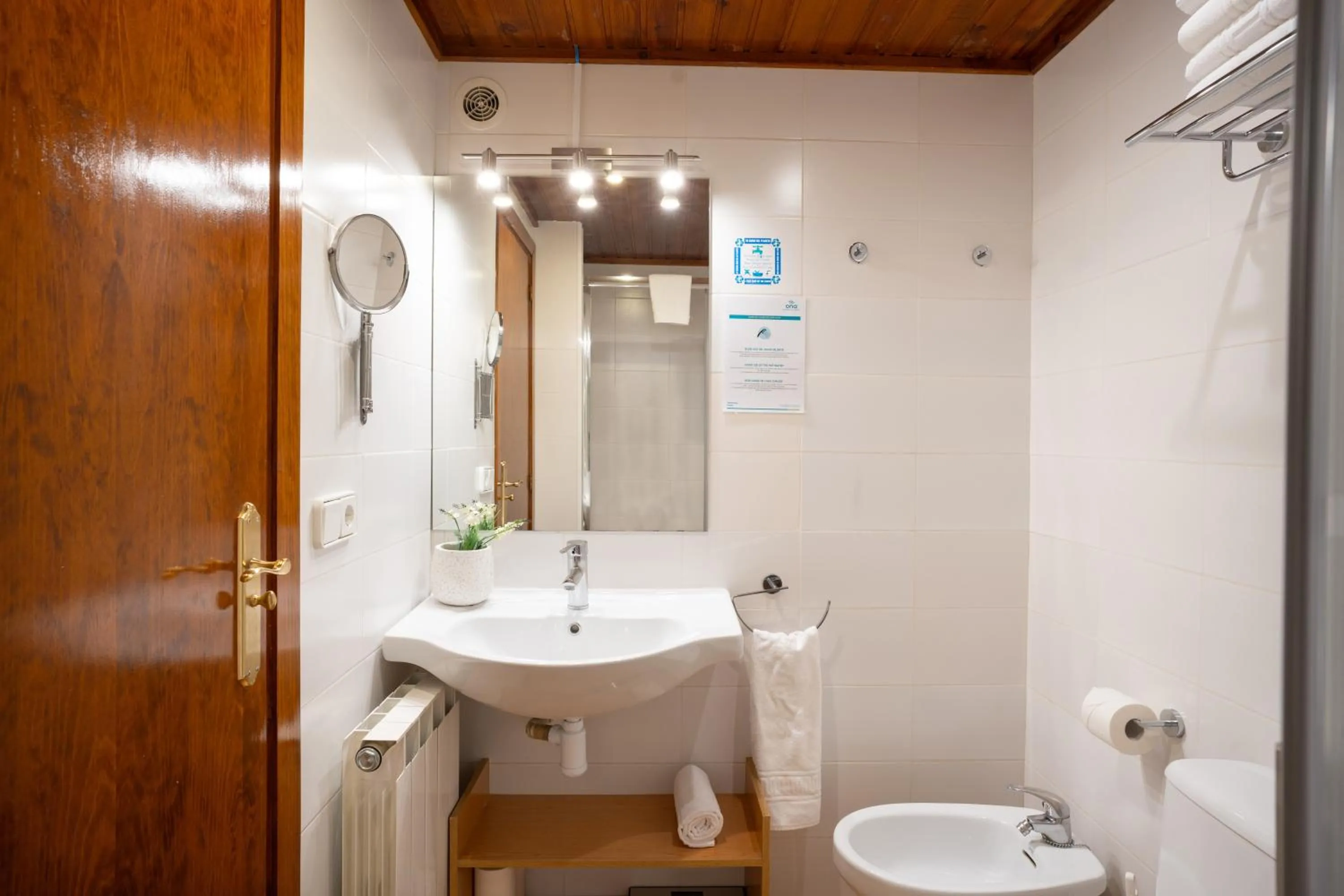 Bathroom in Apartamentos Ona Dorada el Tarter