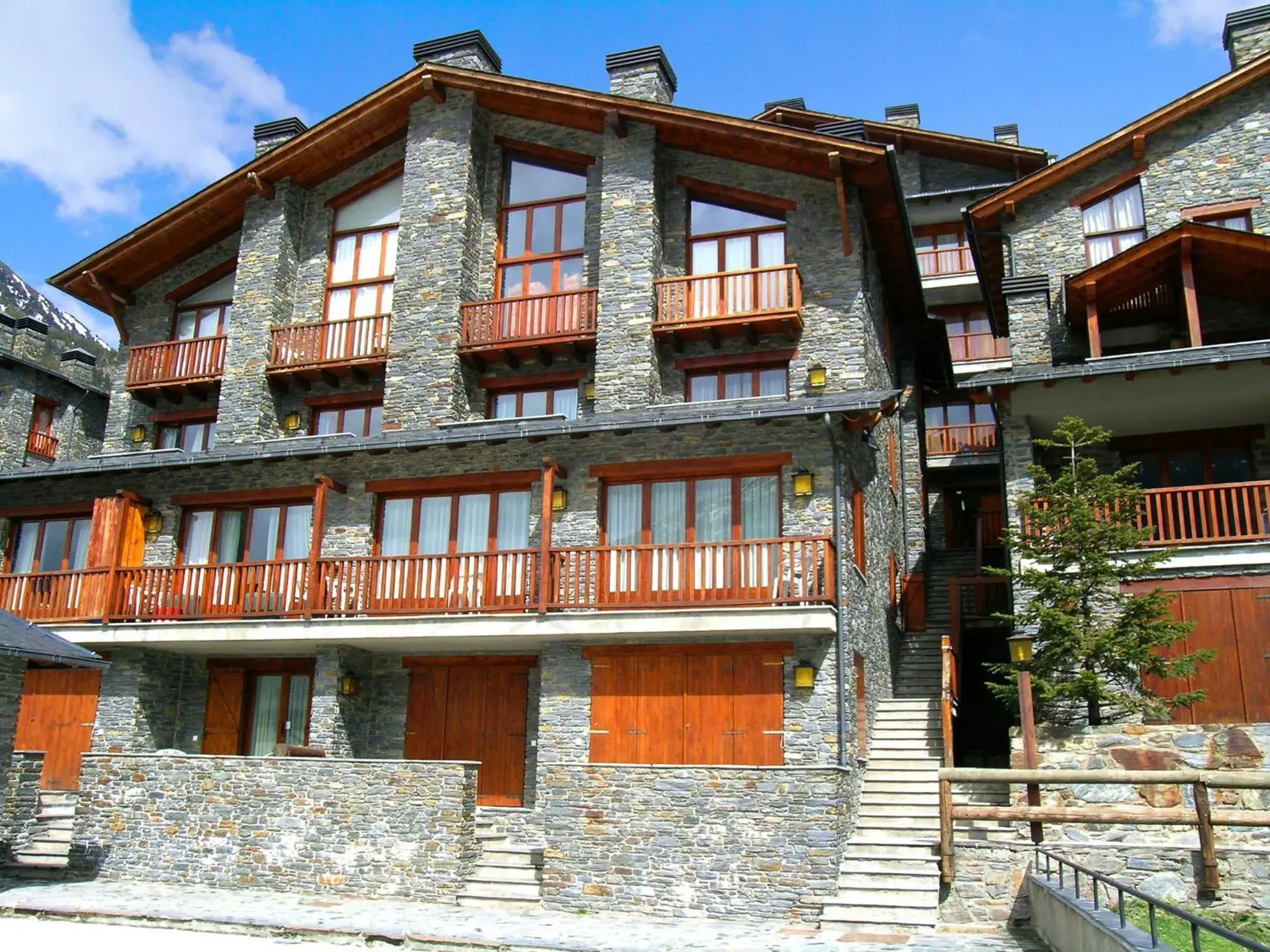 Property building in Apartamentos Ona Dorada el Tarter Property building in Apartamentos Ona Dorada el Tarter