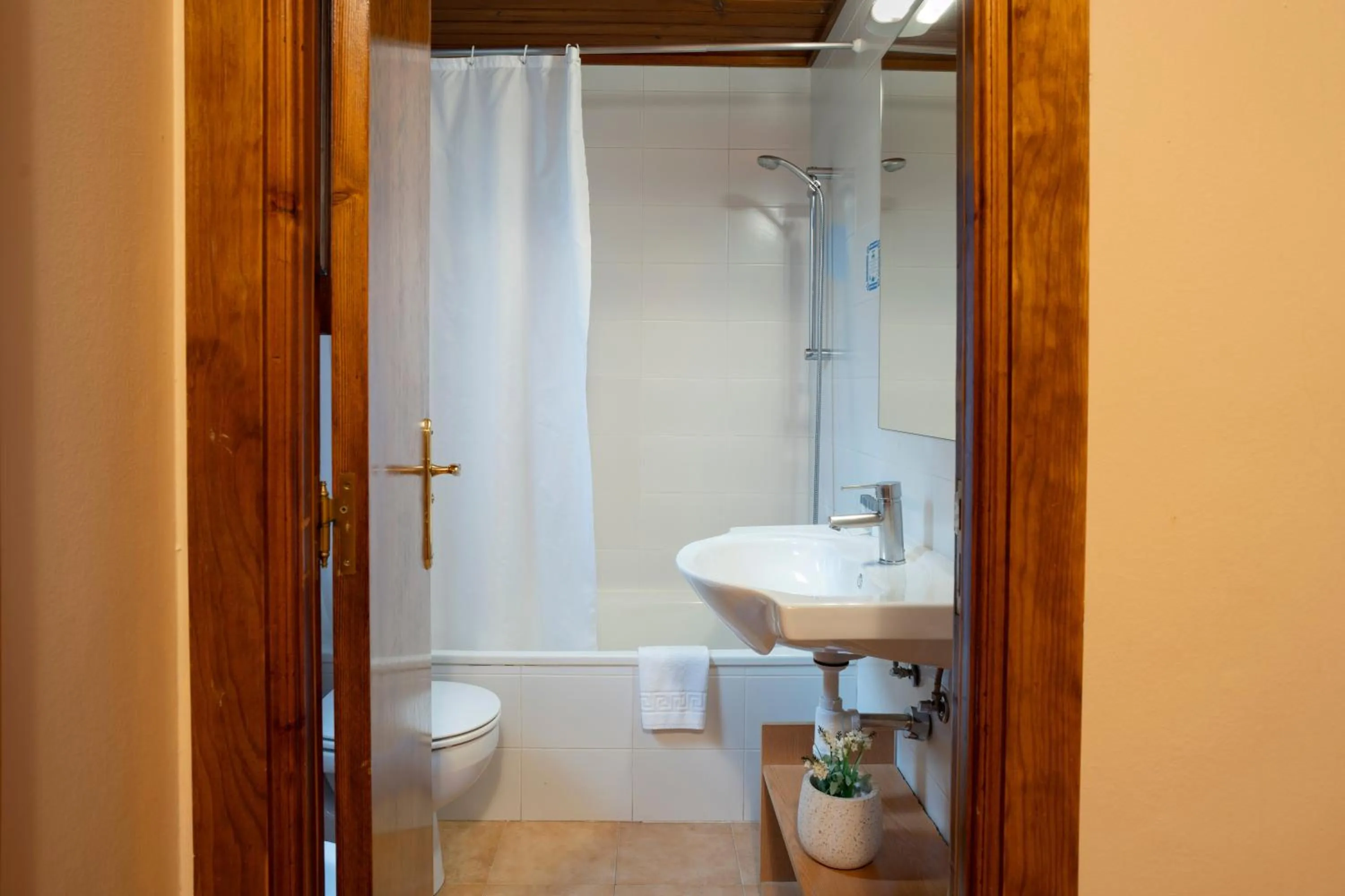 Bathroom in Apartamentos Ona Dorada el Tarter