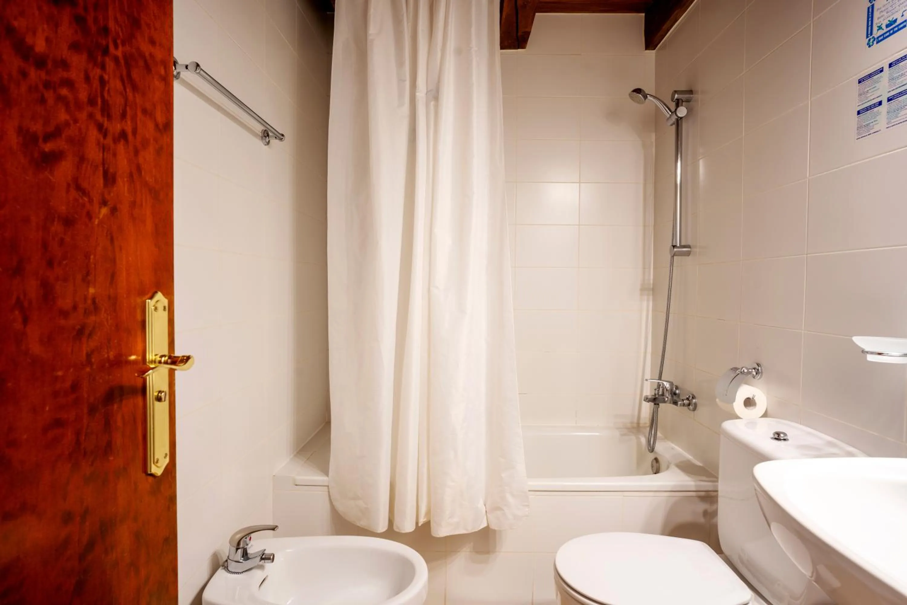 Shower in Apartamentos Ona Dorada el Tarter