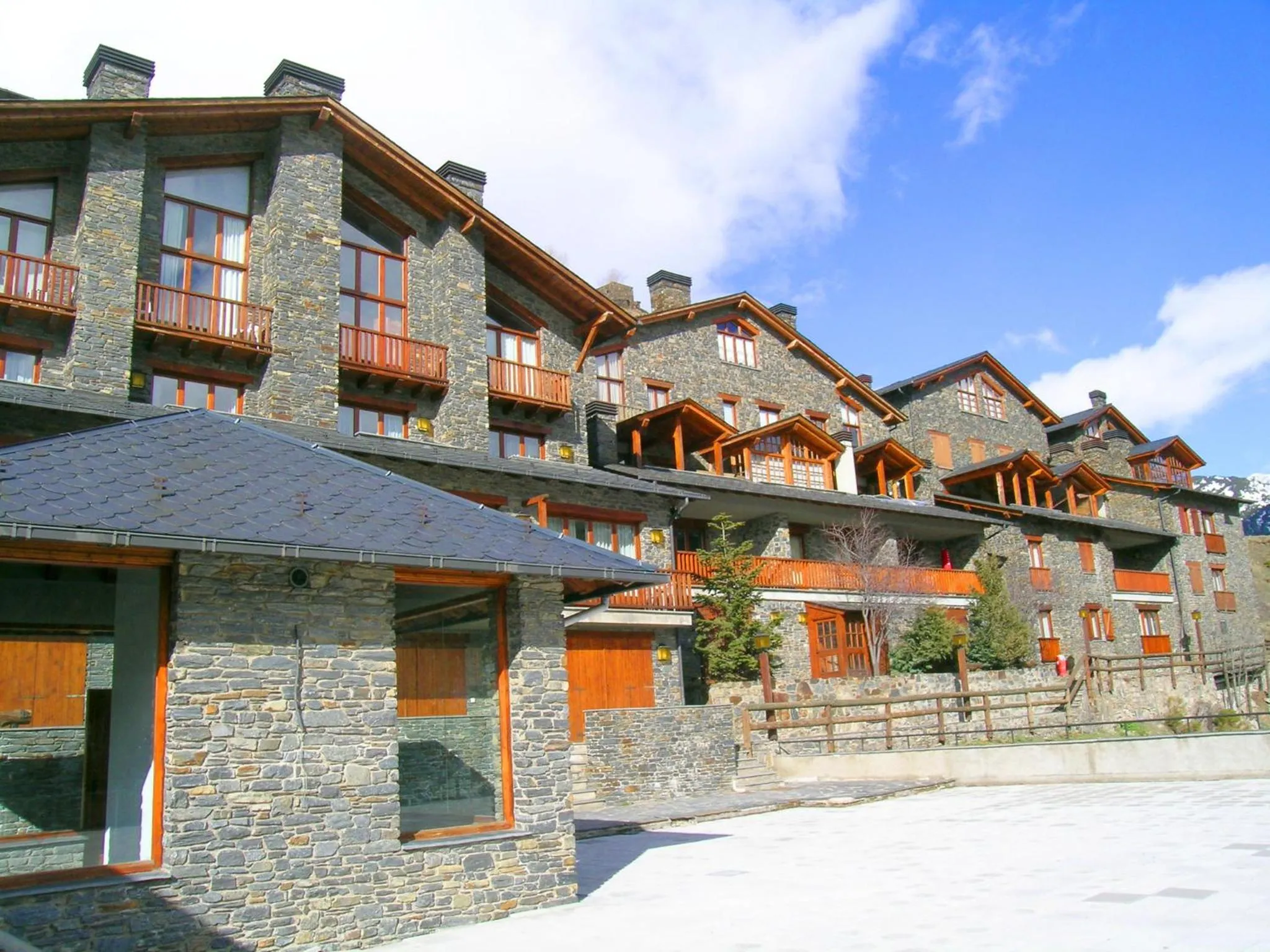 Property building in Apartamentos Ona Dorada el Tarter