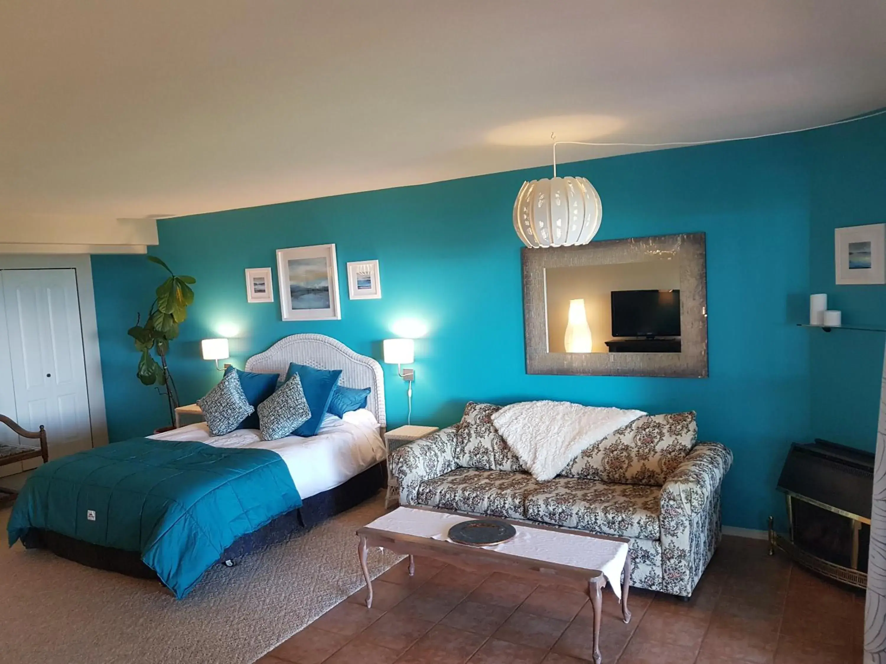 Deluxe Queen Room with Ocean View in Davis Bay Bed & Breakfast Deluxe Queen Room with Ocean View in Davis Bay Bed & Breakfast