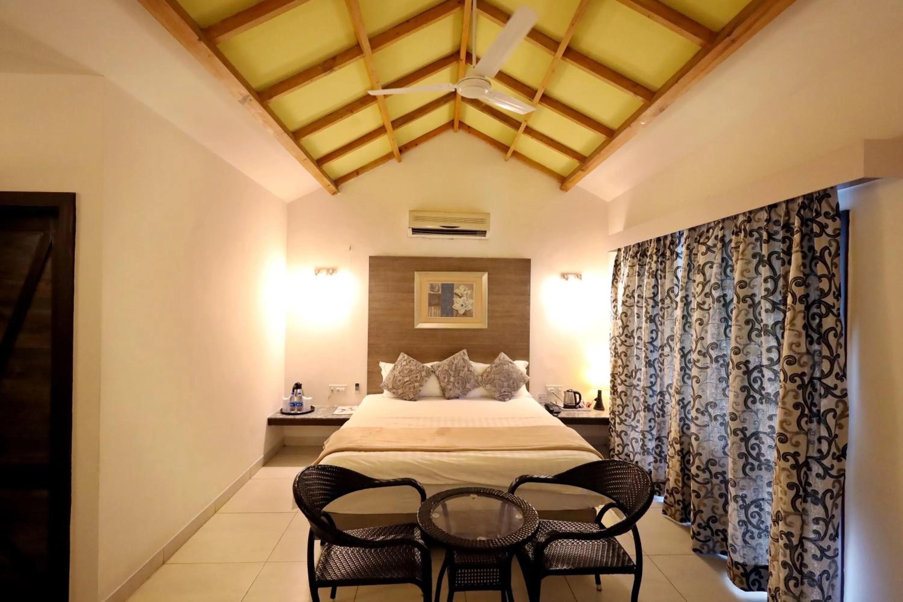 Bedroom, Bed in Hummingbird Resort