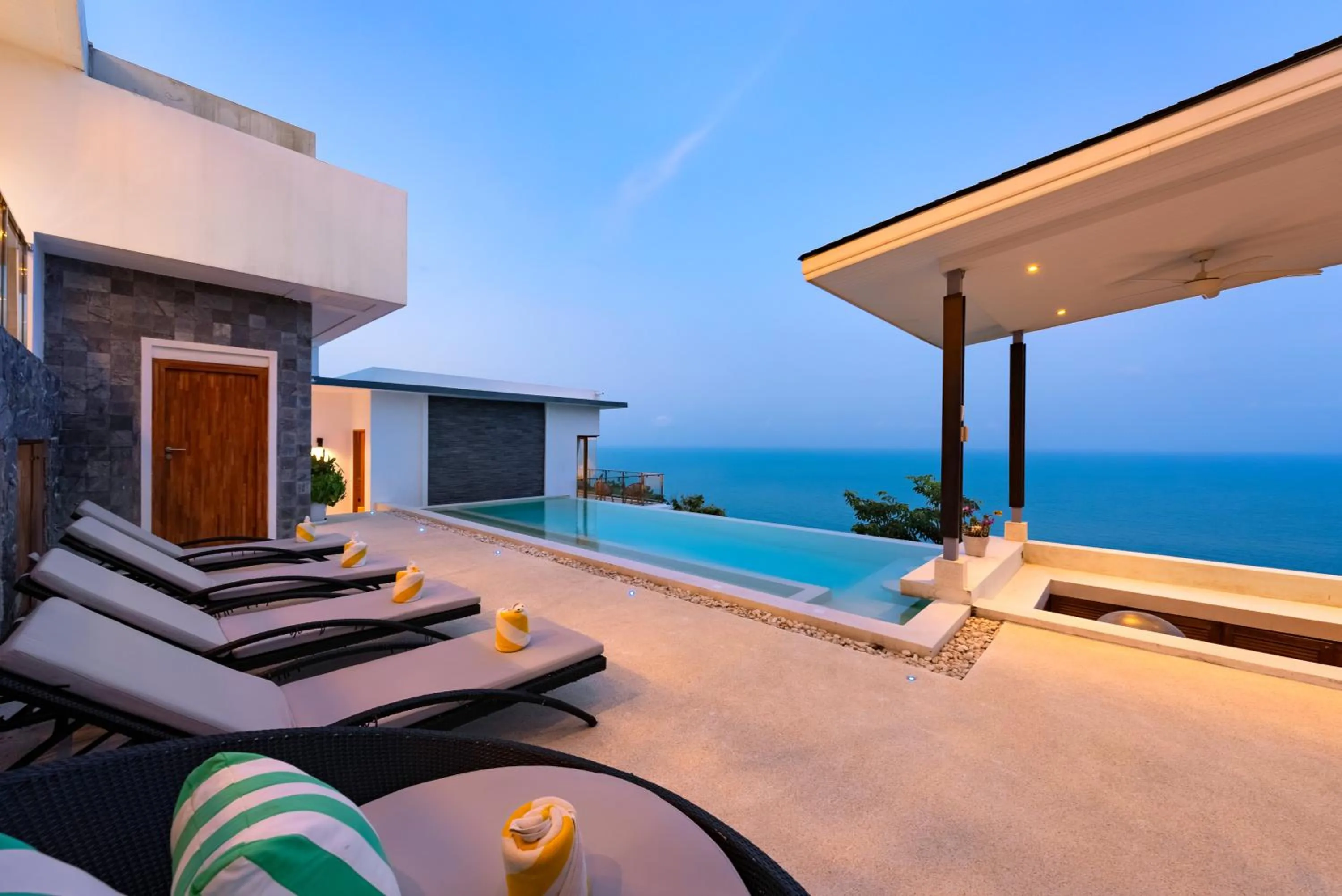 sunbed in Karpe Diem Villa - Twin Infinity Pools