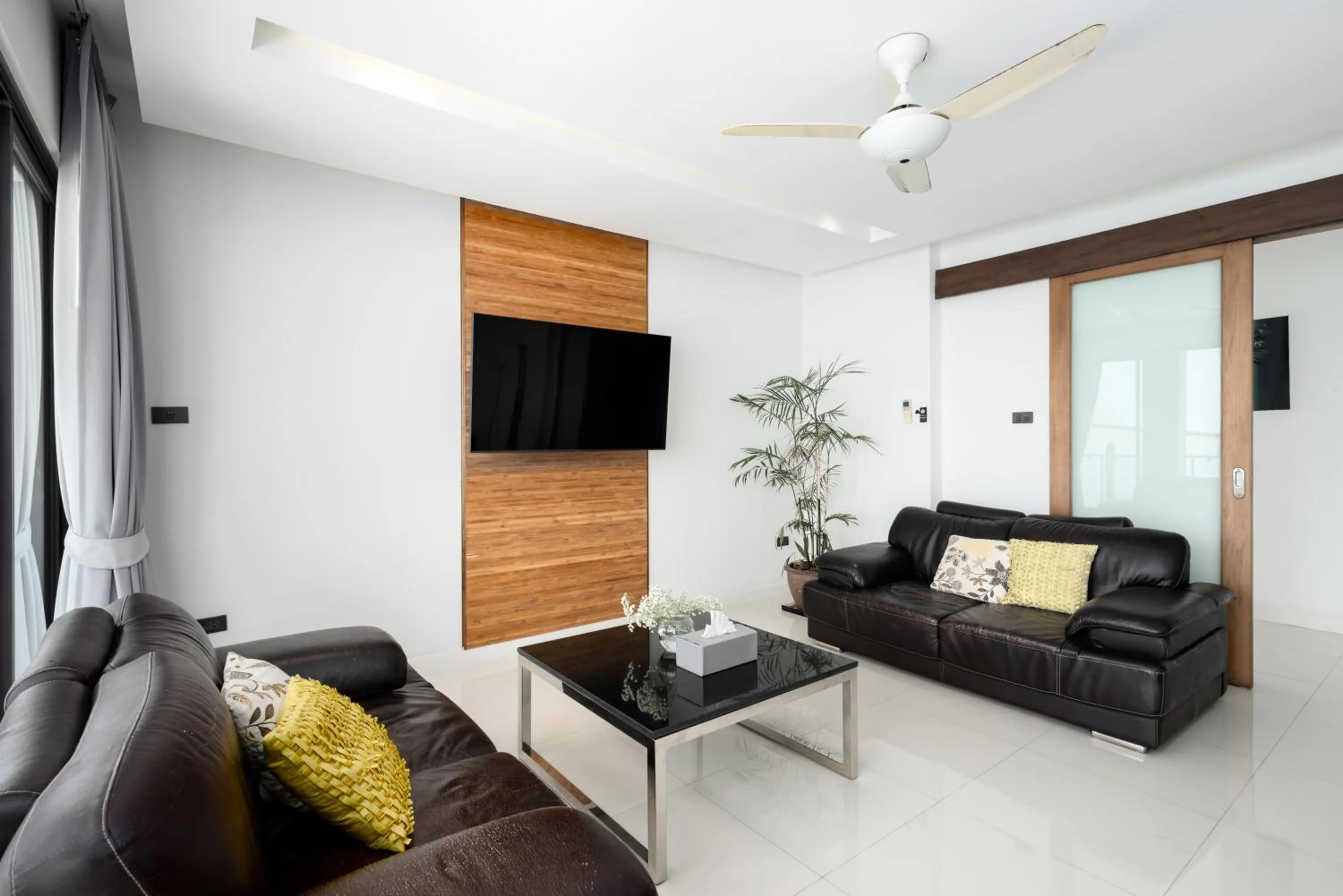 Communal lounge/ TV room in Karpe Diem Villa - Twin Infinity Pools