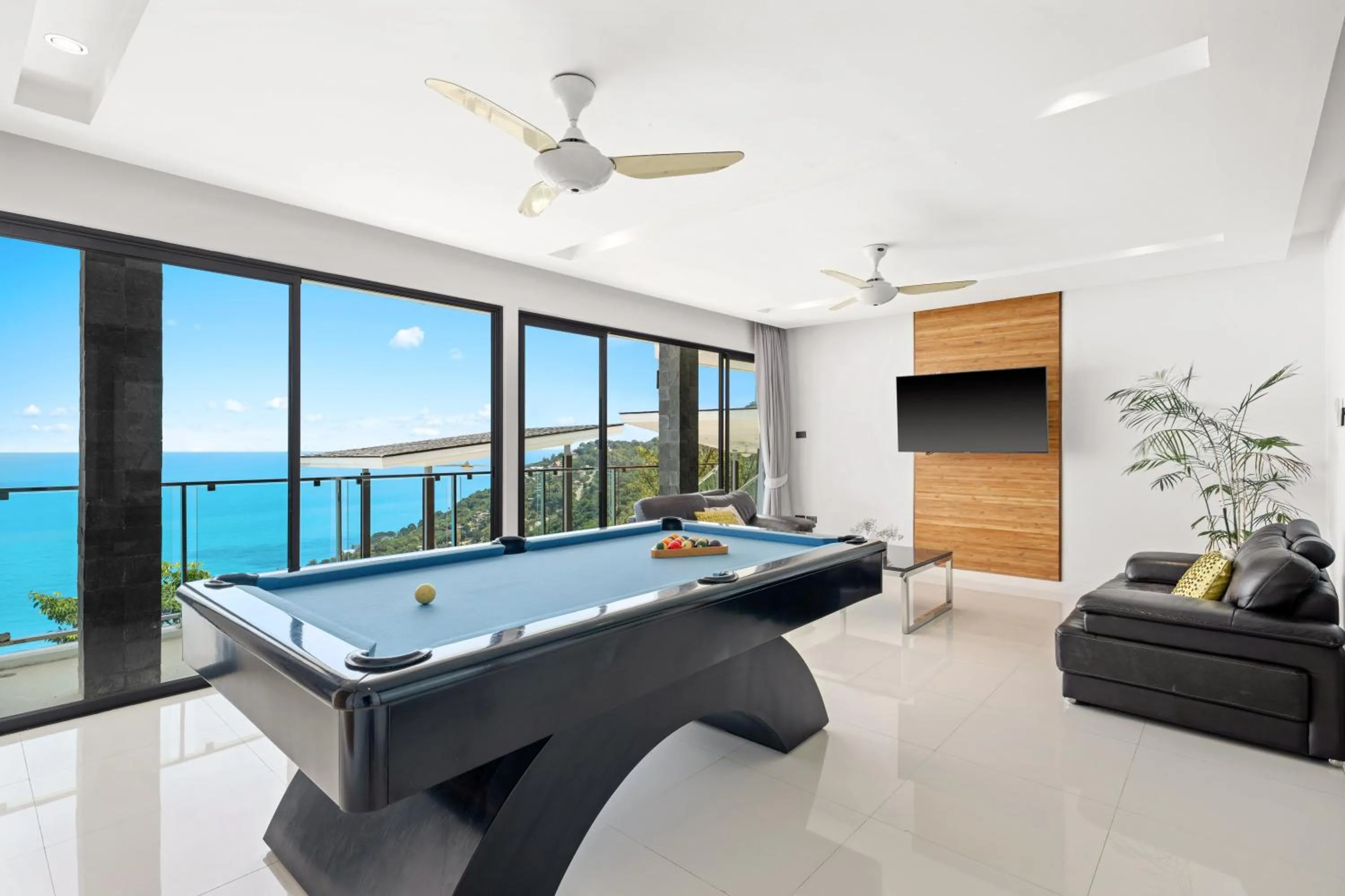 Communal lounge/ TV room in Karpe Diem Villa - Twin Infinity Pools