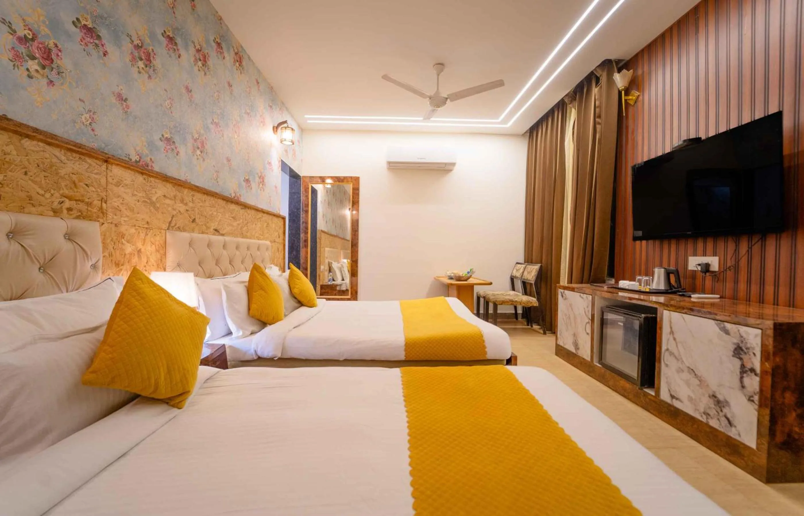 Bed in Hotel Royal Paradise