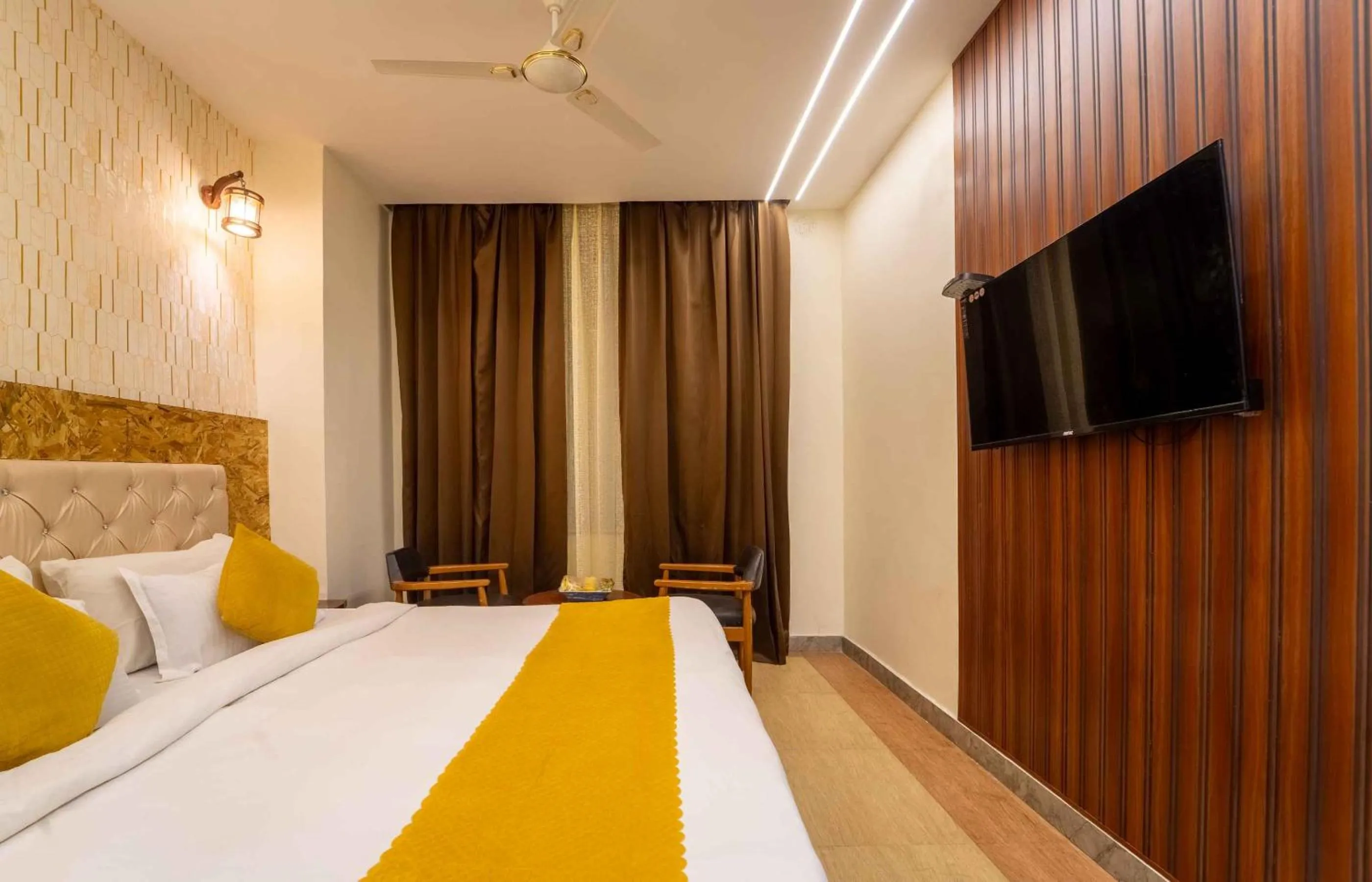 TV and multimedia in Hotel Royal Paradise