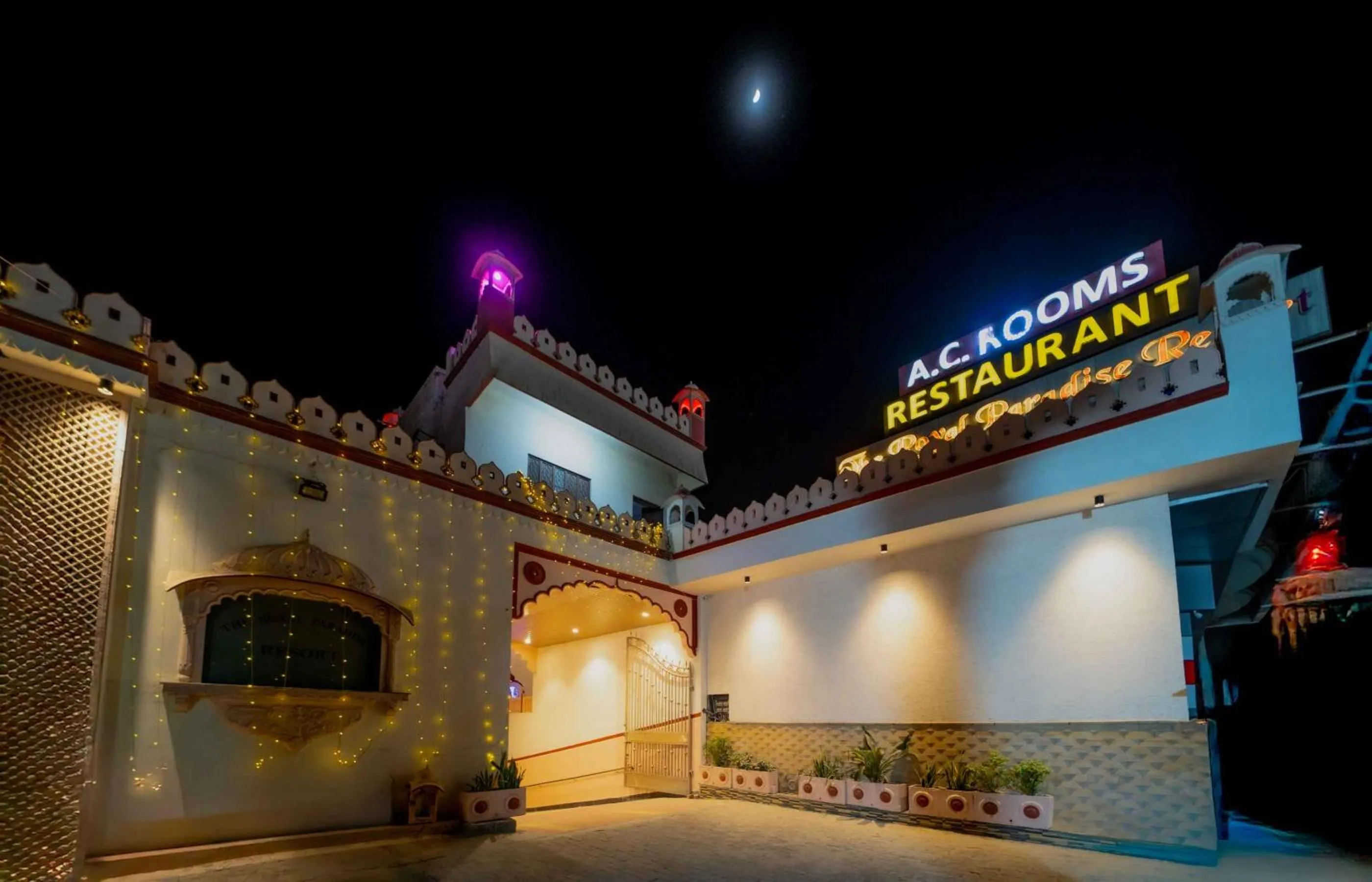 Property building in Hotel Royal Paradise